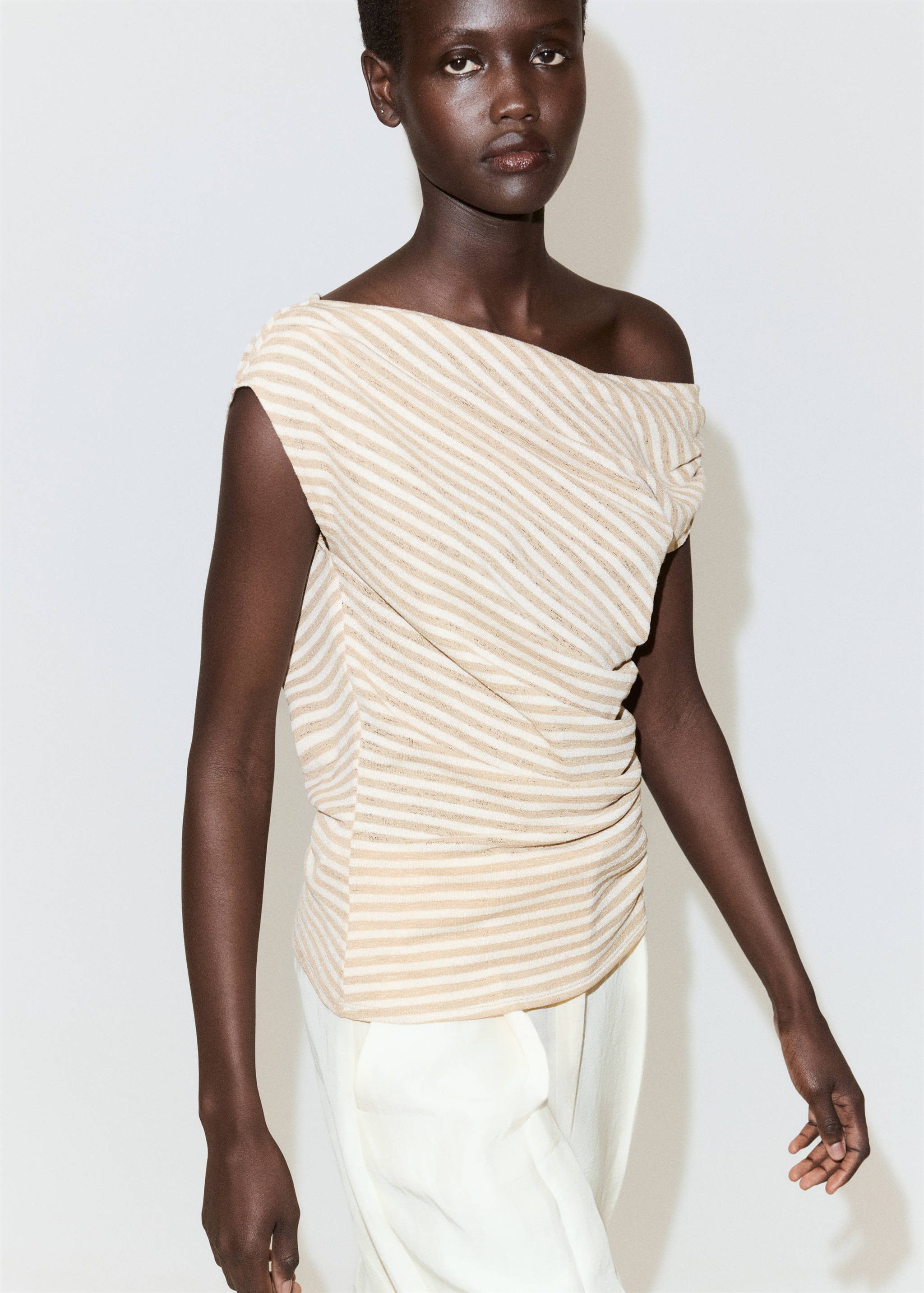 Camiseta rayas drapeada - Plano medio