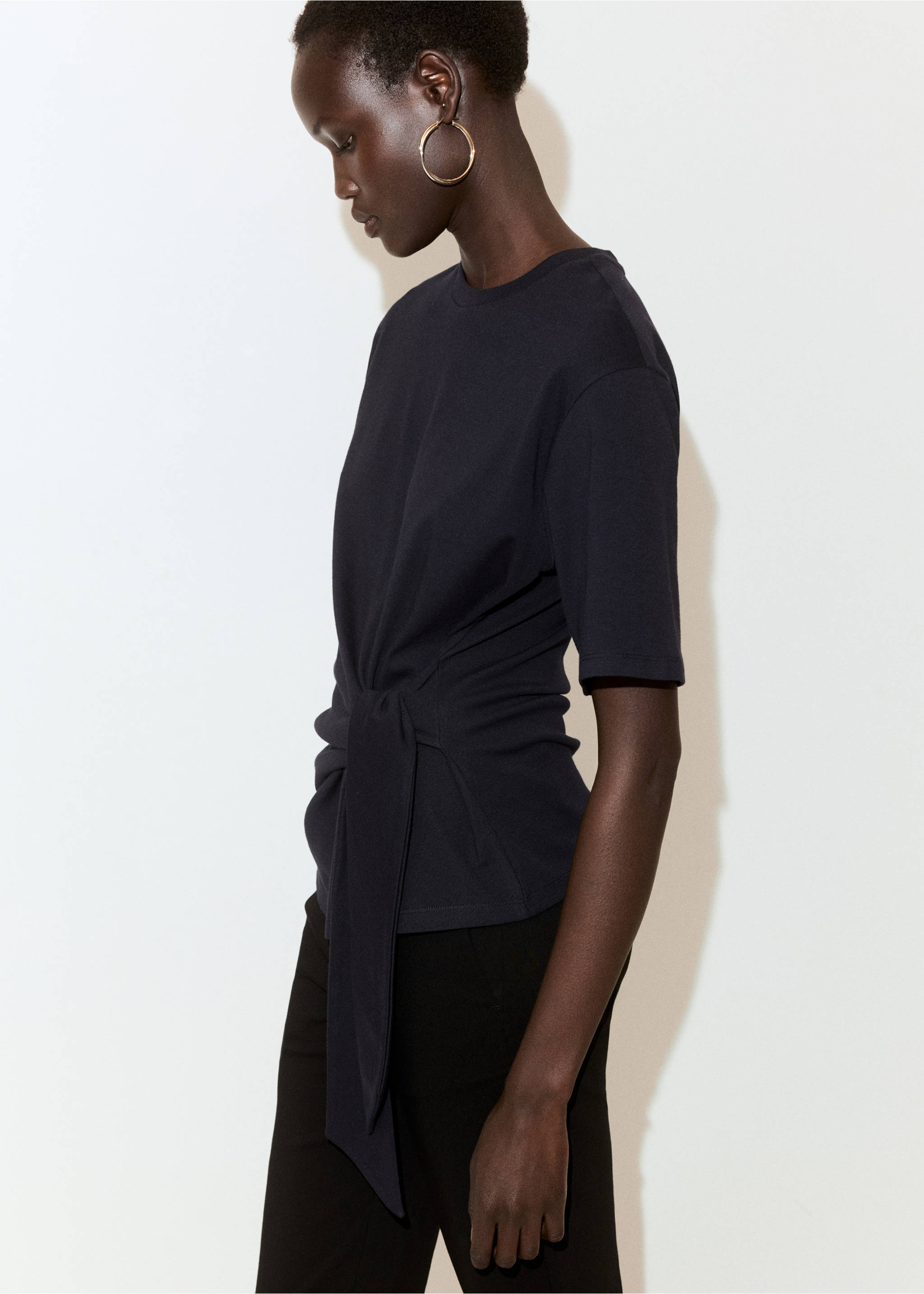 Cotton T-shirt with side bow - Details of the article 2, Navy. Ref: 27029086-00.