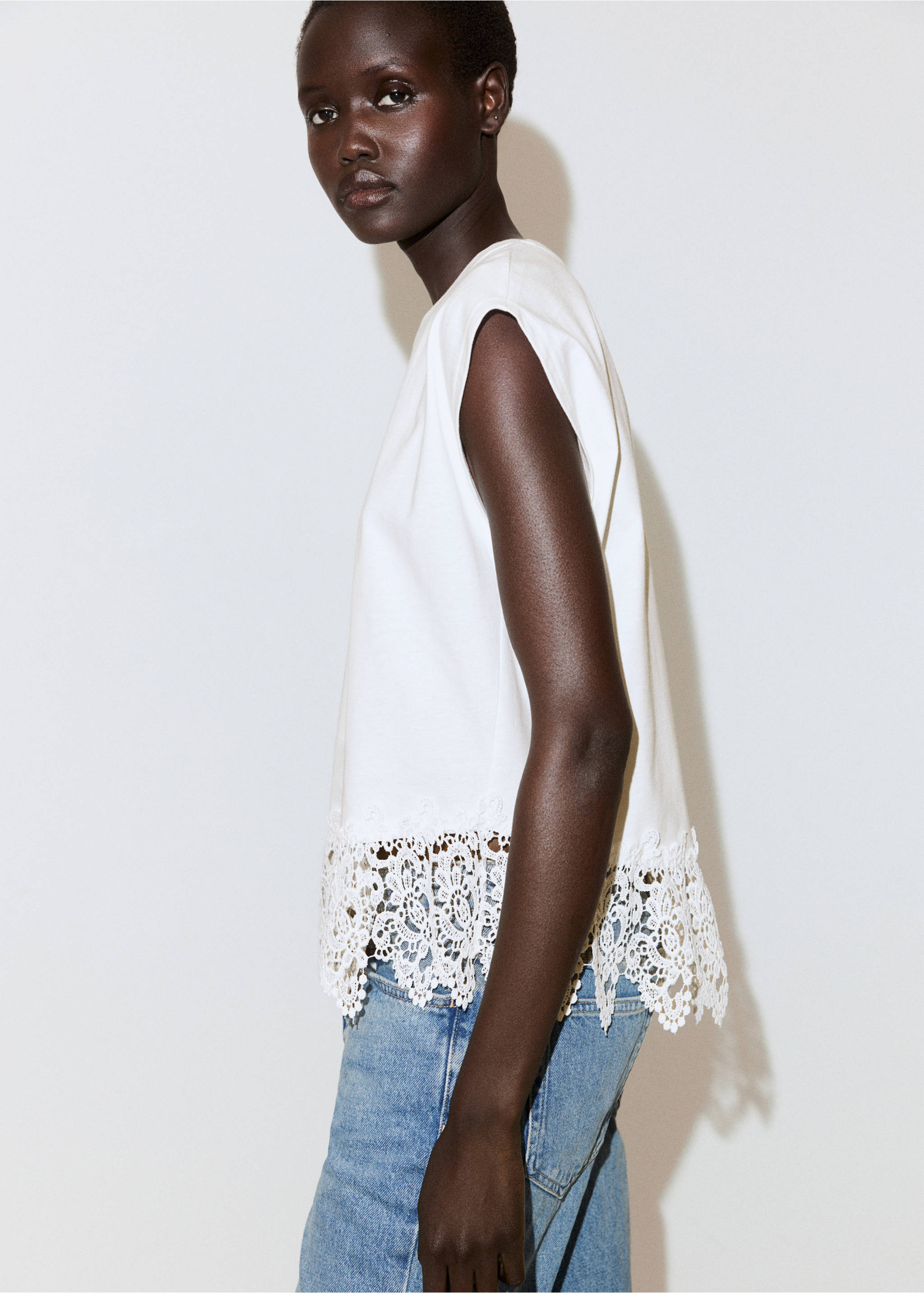 Cotton T-shirt with broderie anglaise embroidery - Medium plane, White. Ref: 27029087-00.