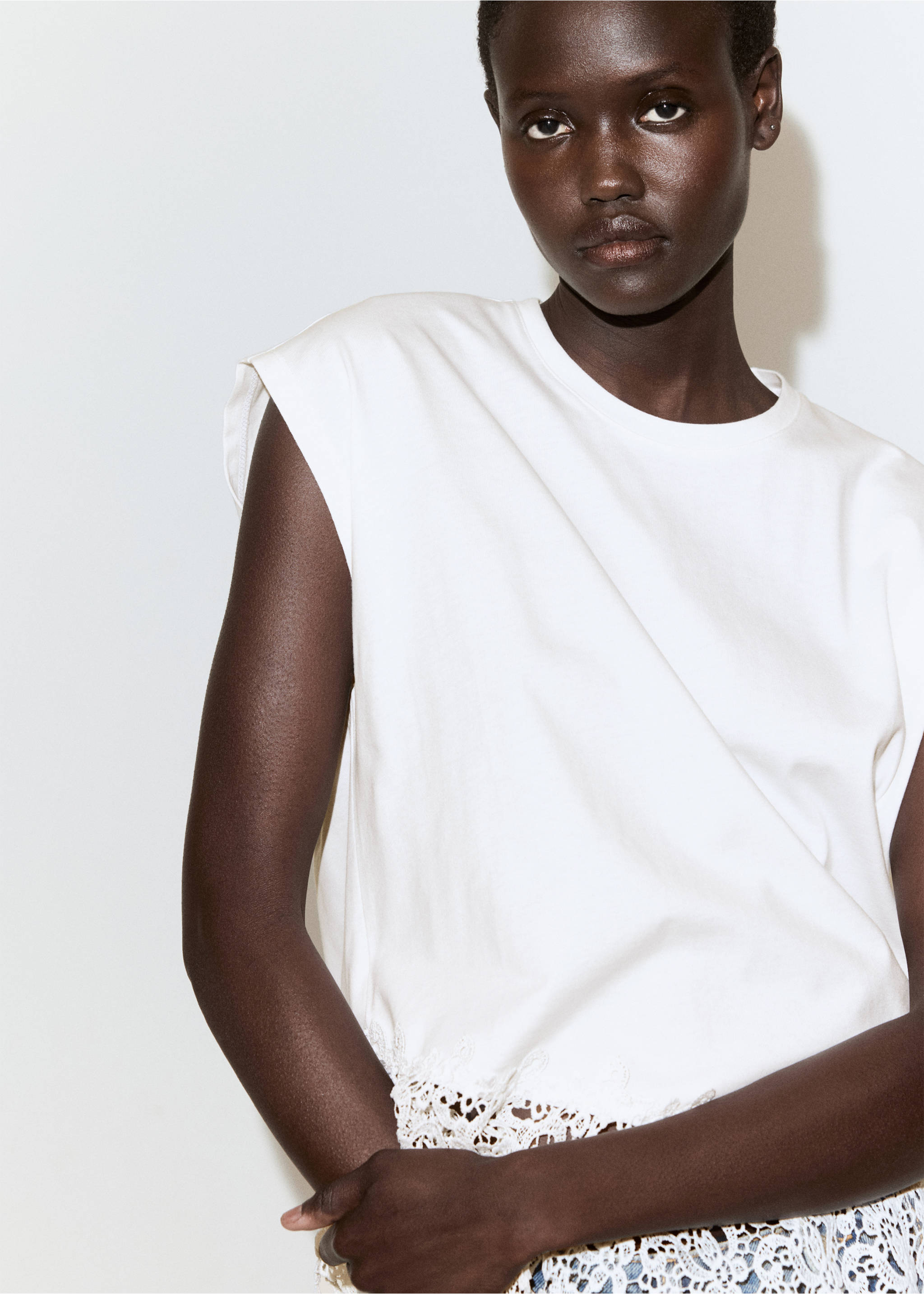 Cotton T-shirt with broderie anglaise embroidery - Details of the article 1, White. Ref: 27029087-00.