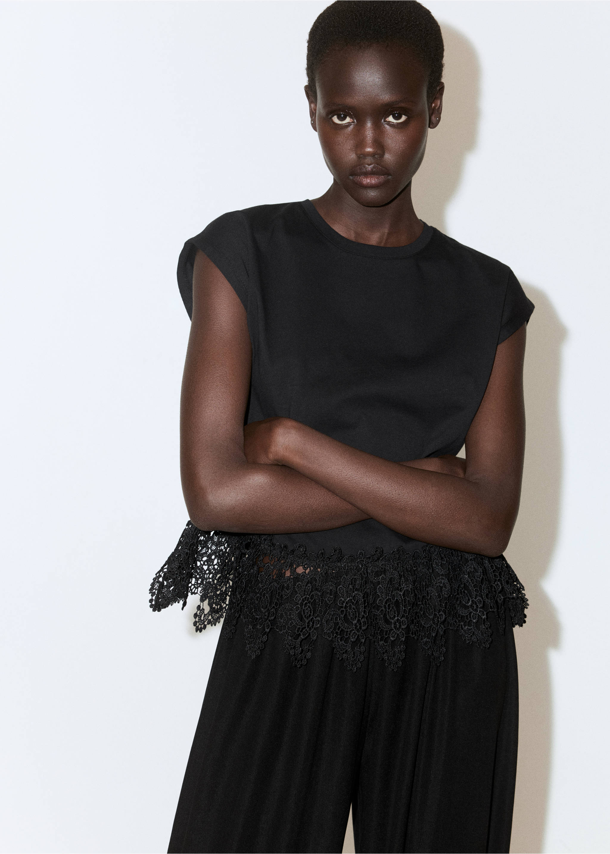 Cotton T-shirt with broderie anglaise embroidery - Medium plane, Black. Ref: 27029087-00.