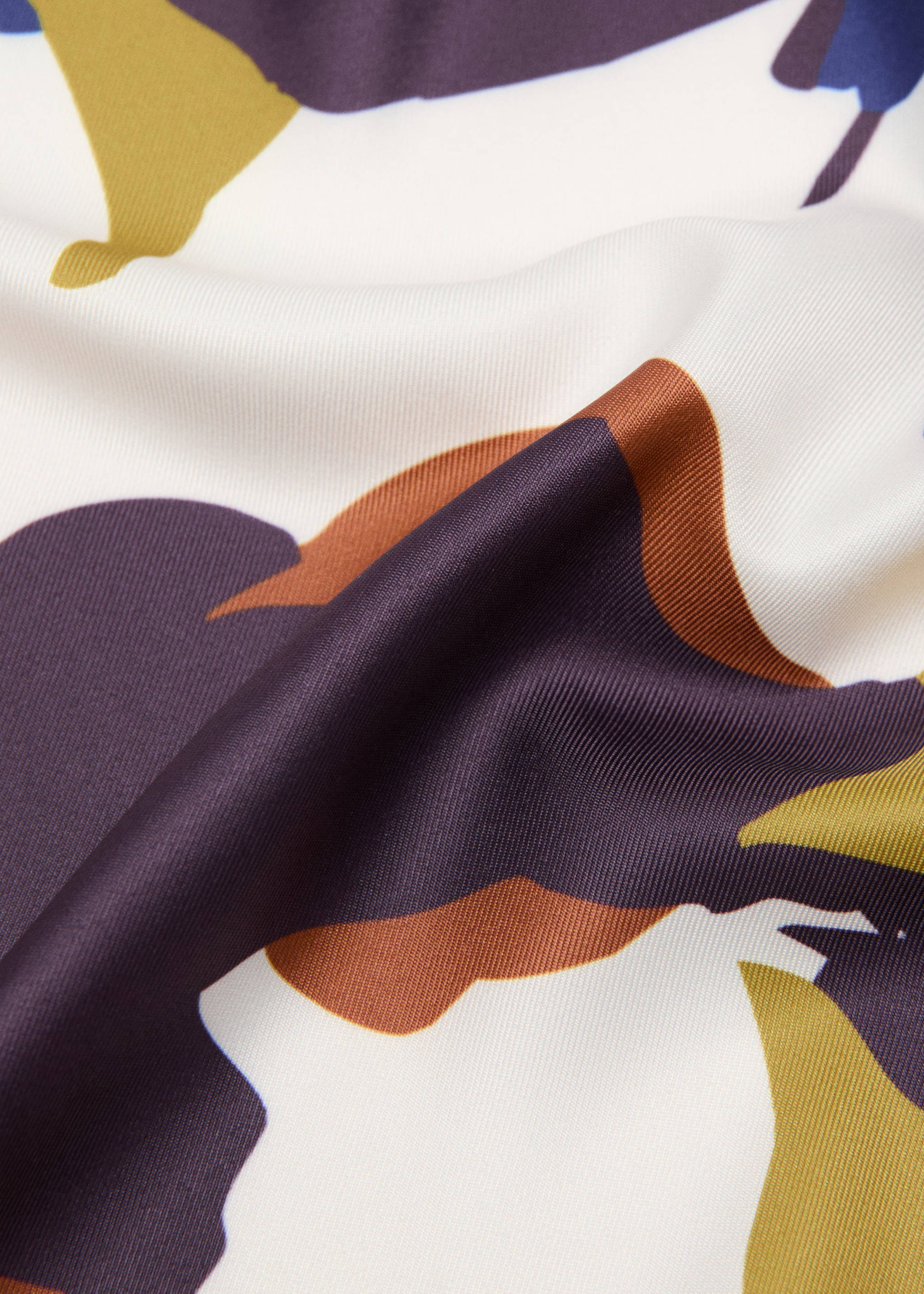 وشاح من الساتان بنقشة الزهور - رؤية وسط