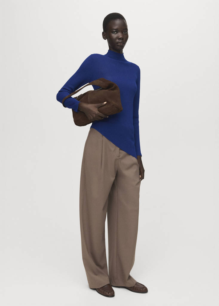 Sweater with asymmetrical turtleneck — Vibrant blue