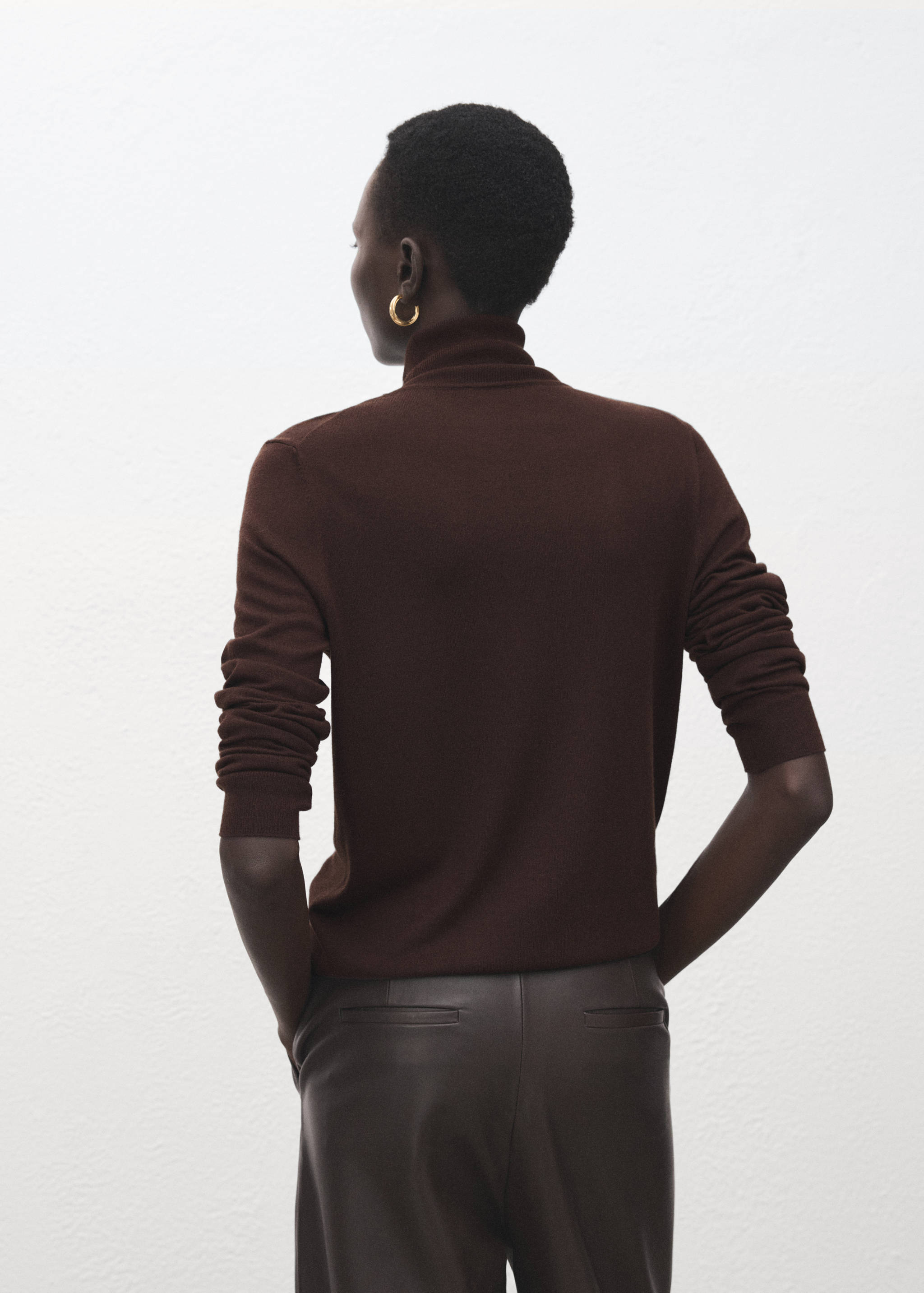 Turtleneck knitted sweater - Reverse of the article