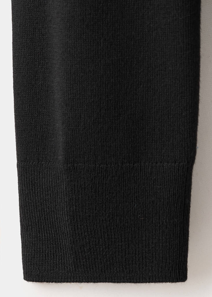 Turtleneck knitted sweater — Black