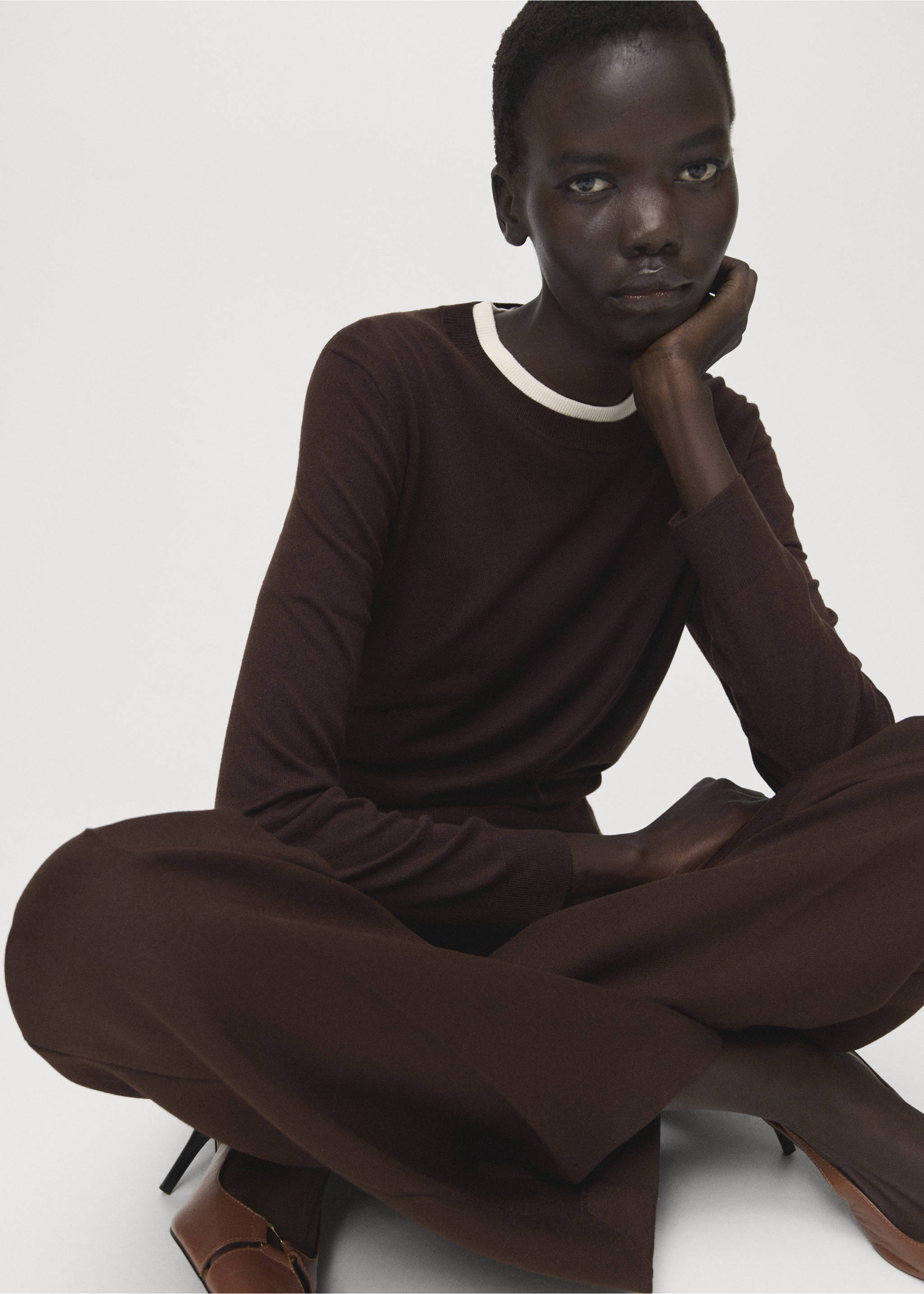 Fine-knit crew-neck sweater - Details of the article 2, Chocolate. Ref: 27031275-00.