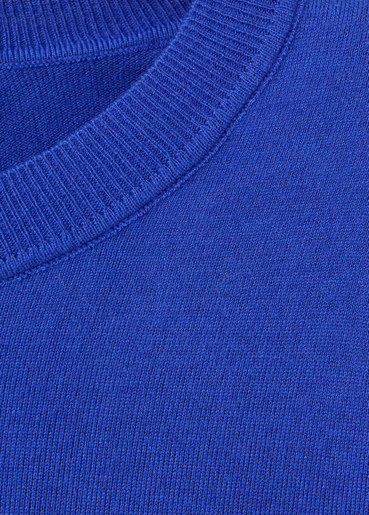 Fine-knit crew-neck sweater — Vibrant blue