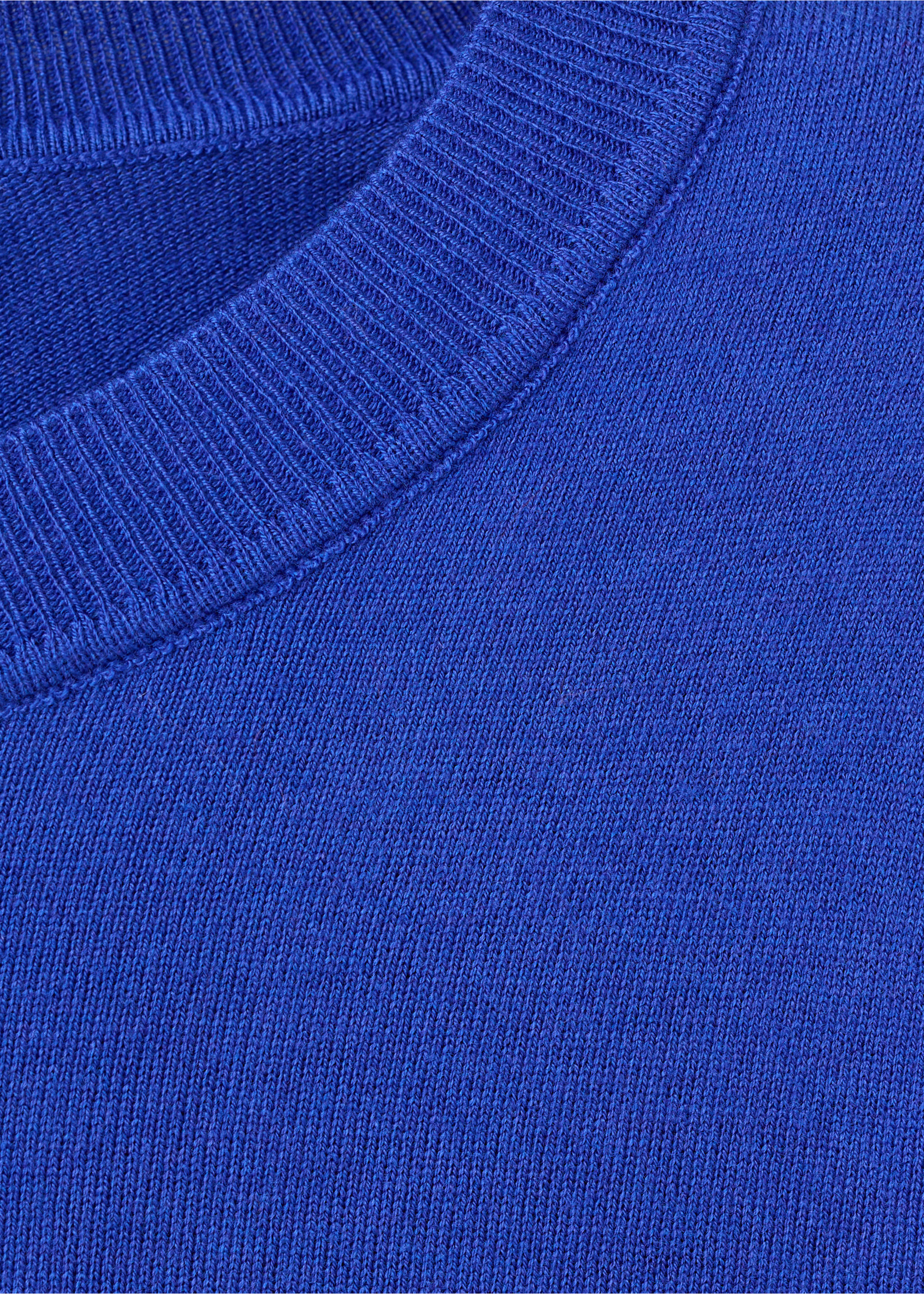 Fine-knit crew-neck sweater - Details of the article 8, Vibrant blue. Ref: 27031275-00.