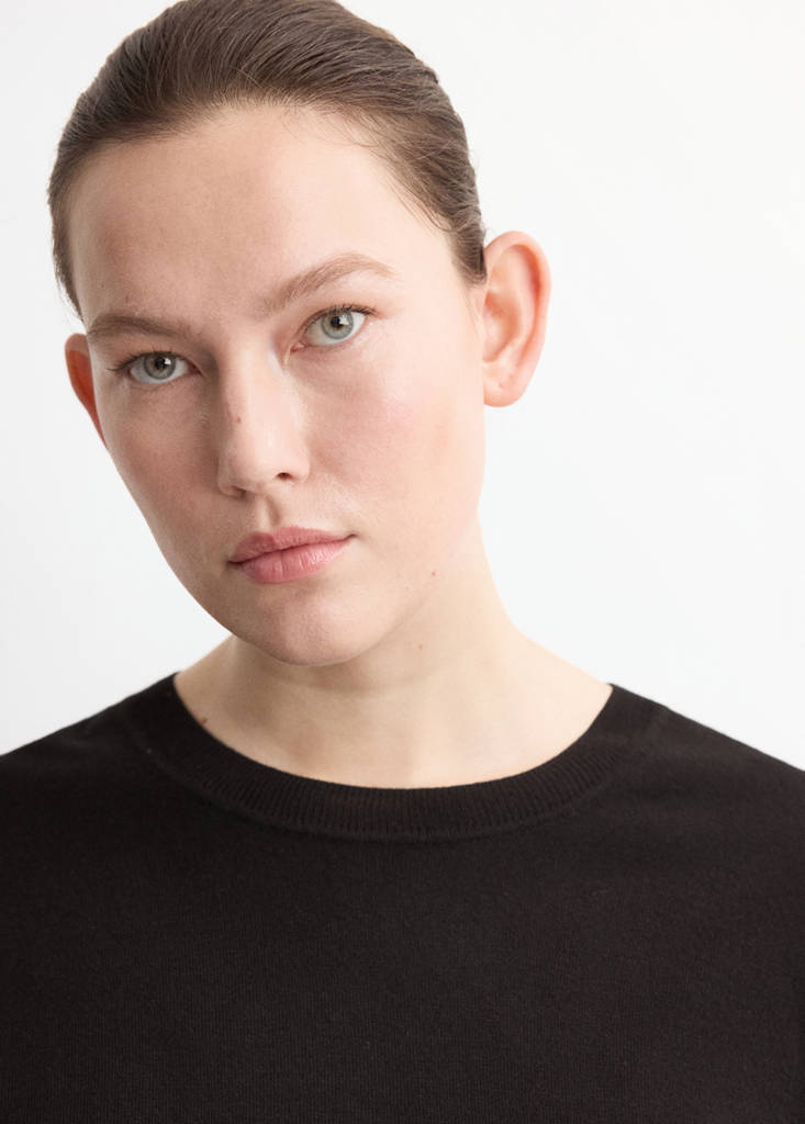 Fine-knit crew-neck sweater — Black