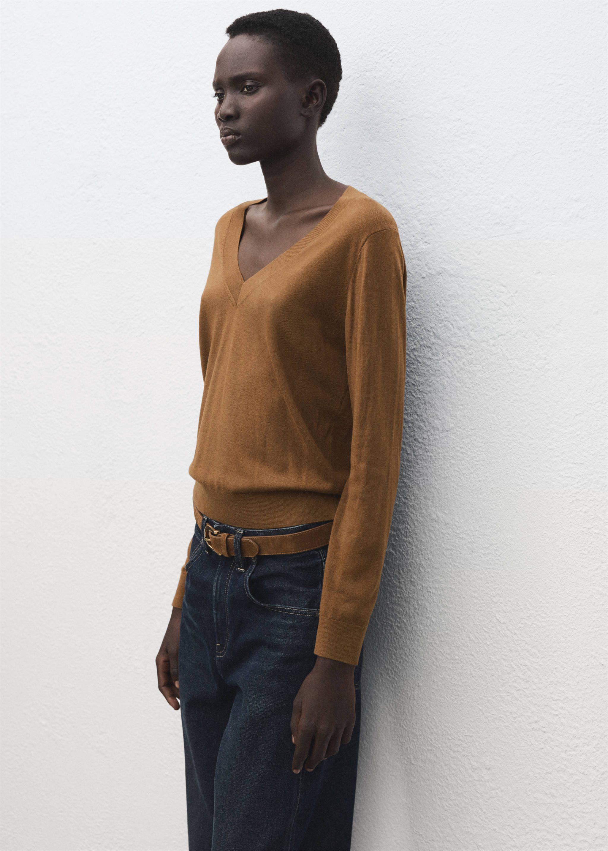 V-neck knit sweater - Medium plane