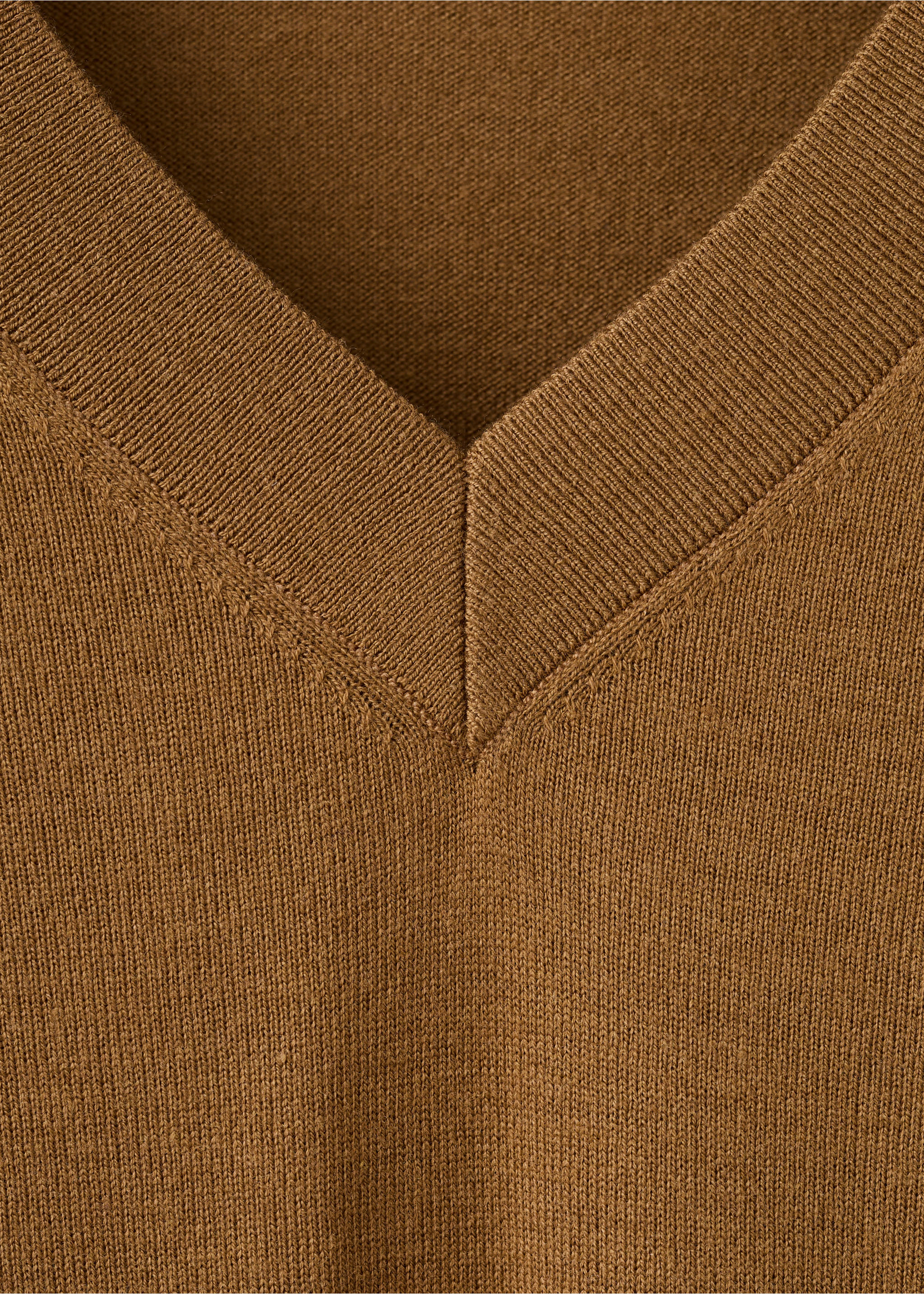 Jersey punto cuello pico - Detalle del artículo 8, Marrón tabaco. Ref: 27031276-00.