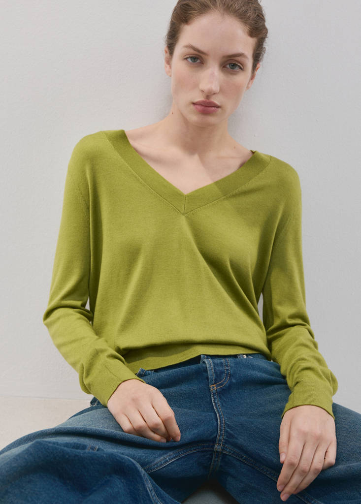 V-neck knit sweater — Green