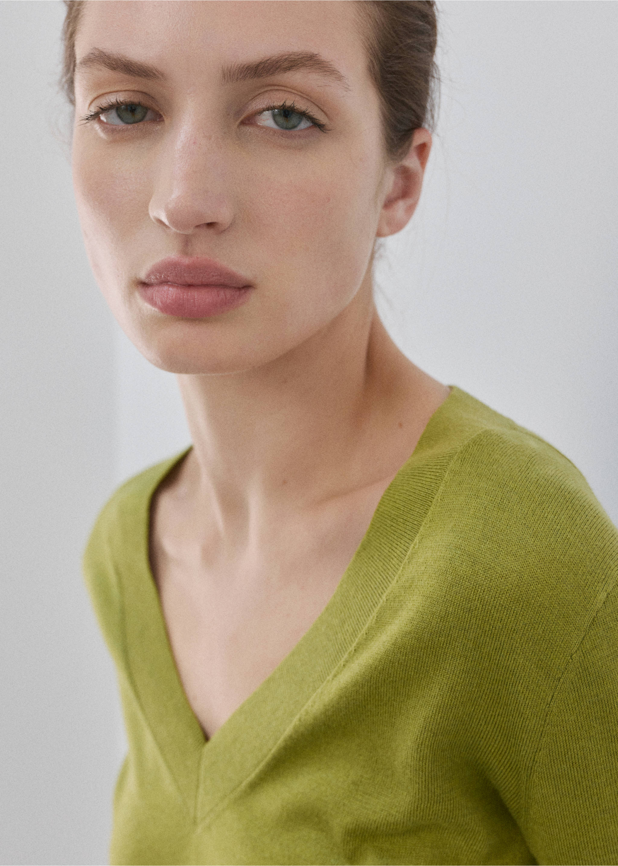 Camisola de malha com gola em V - Pormenor do artigo 1, Verde. Ref: 27031276-00.