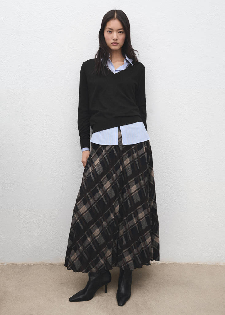 V-neck knit sweater — Black