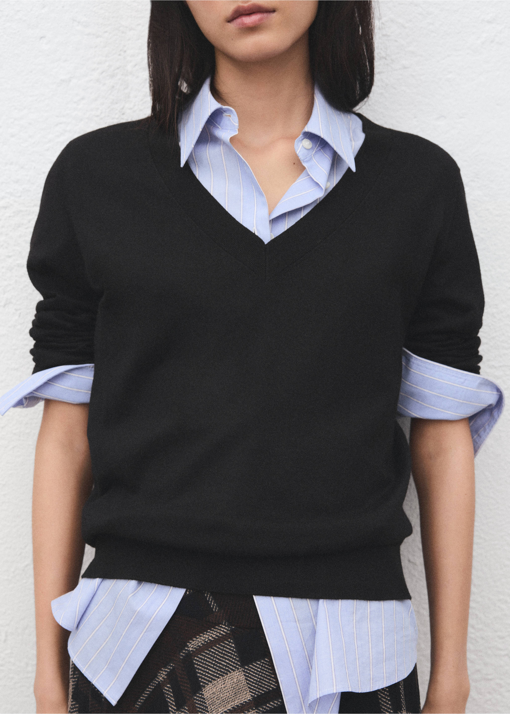 V-neck knit sweater - Medium plane, Black. Ref: 27031276-00.