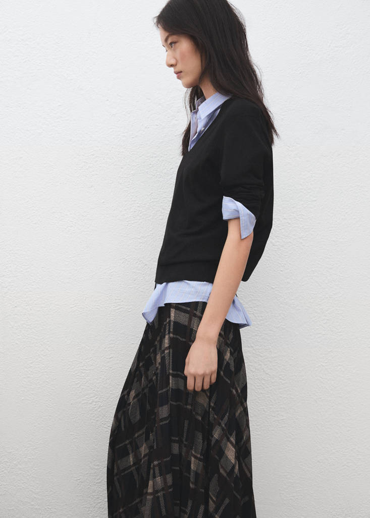 V-neck knit sweater — Black