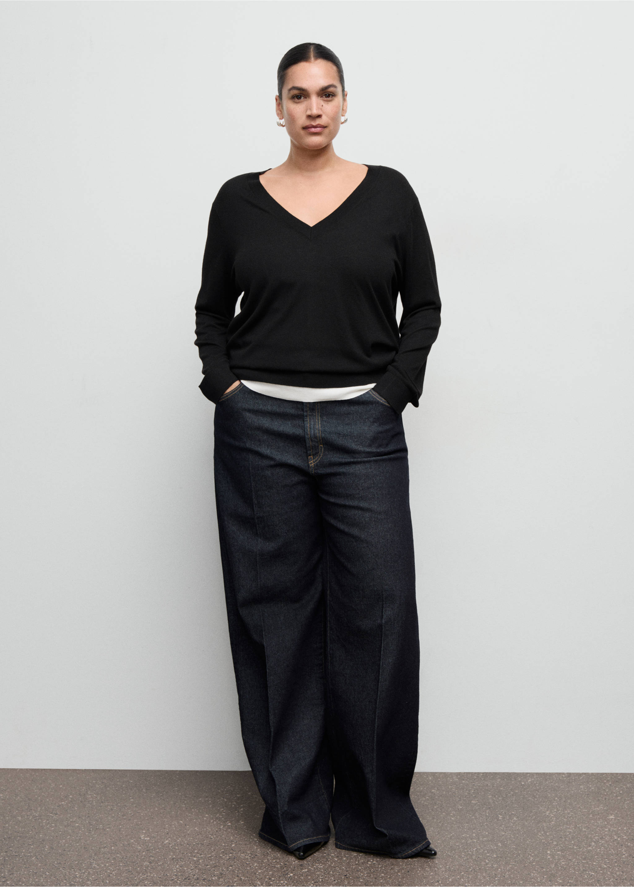 V-neck knit sweater - Details of the article 3, Black. Ref: 27031276-00.