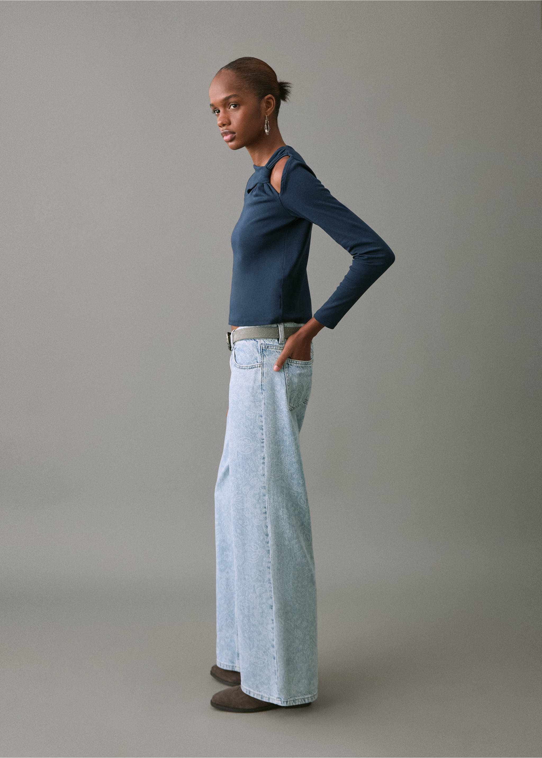 Широкие джинсы wide leg с принтом пейсли - Средний план, Светло-синий. Ref: 27031282-00.