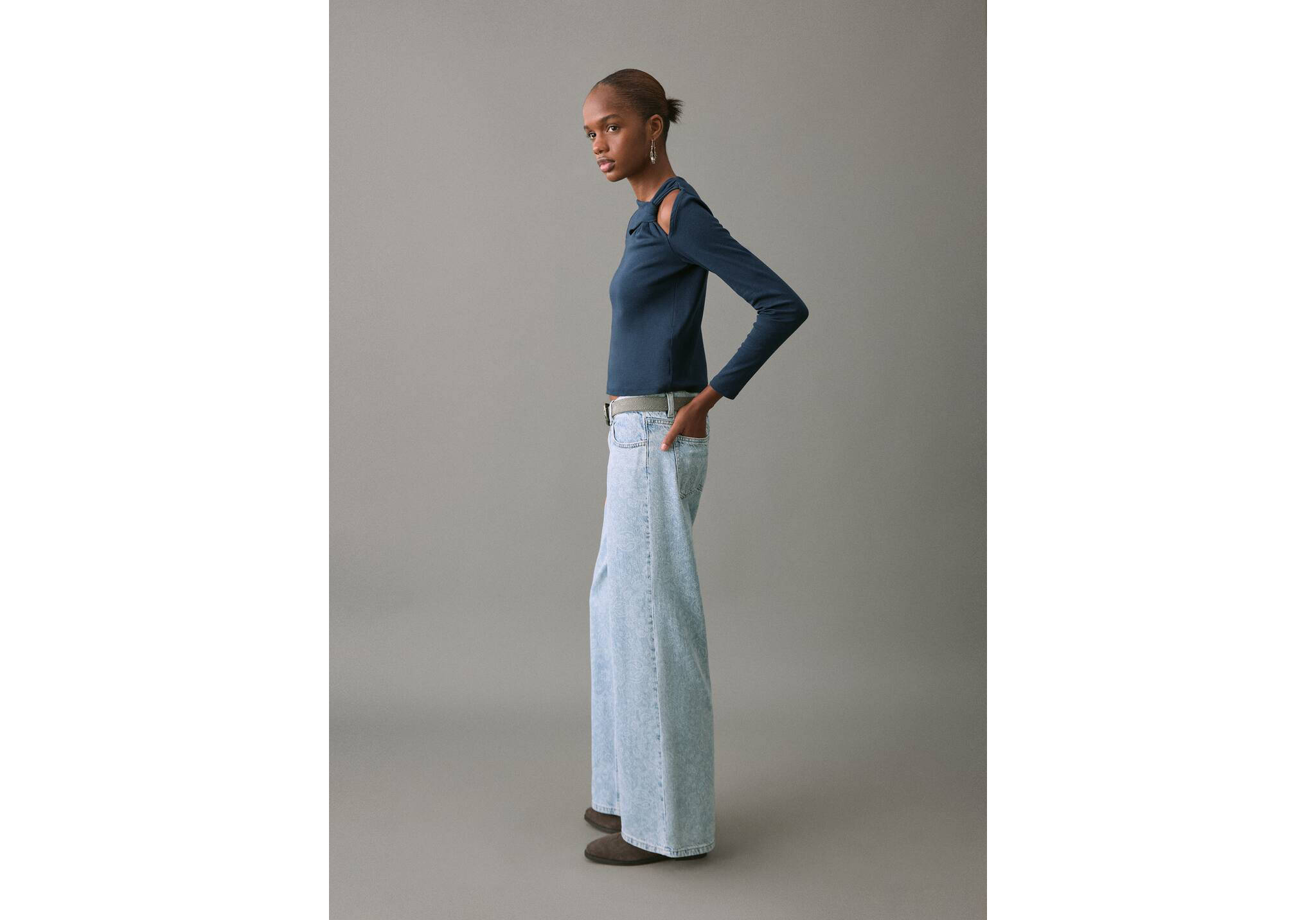 Jeans wide leg estampado paisley - Plano medio