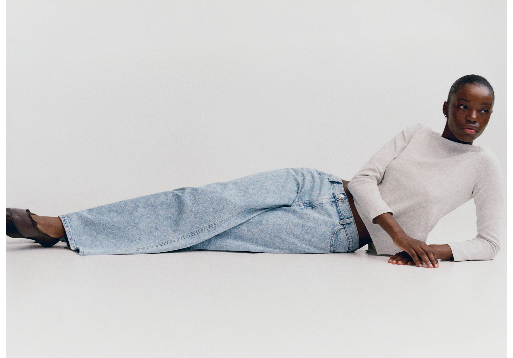 Широкие джинсы wide leg с принтом пейсли - Панорамный план