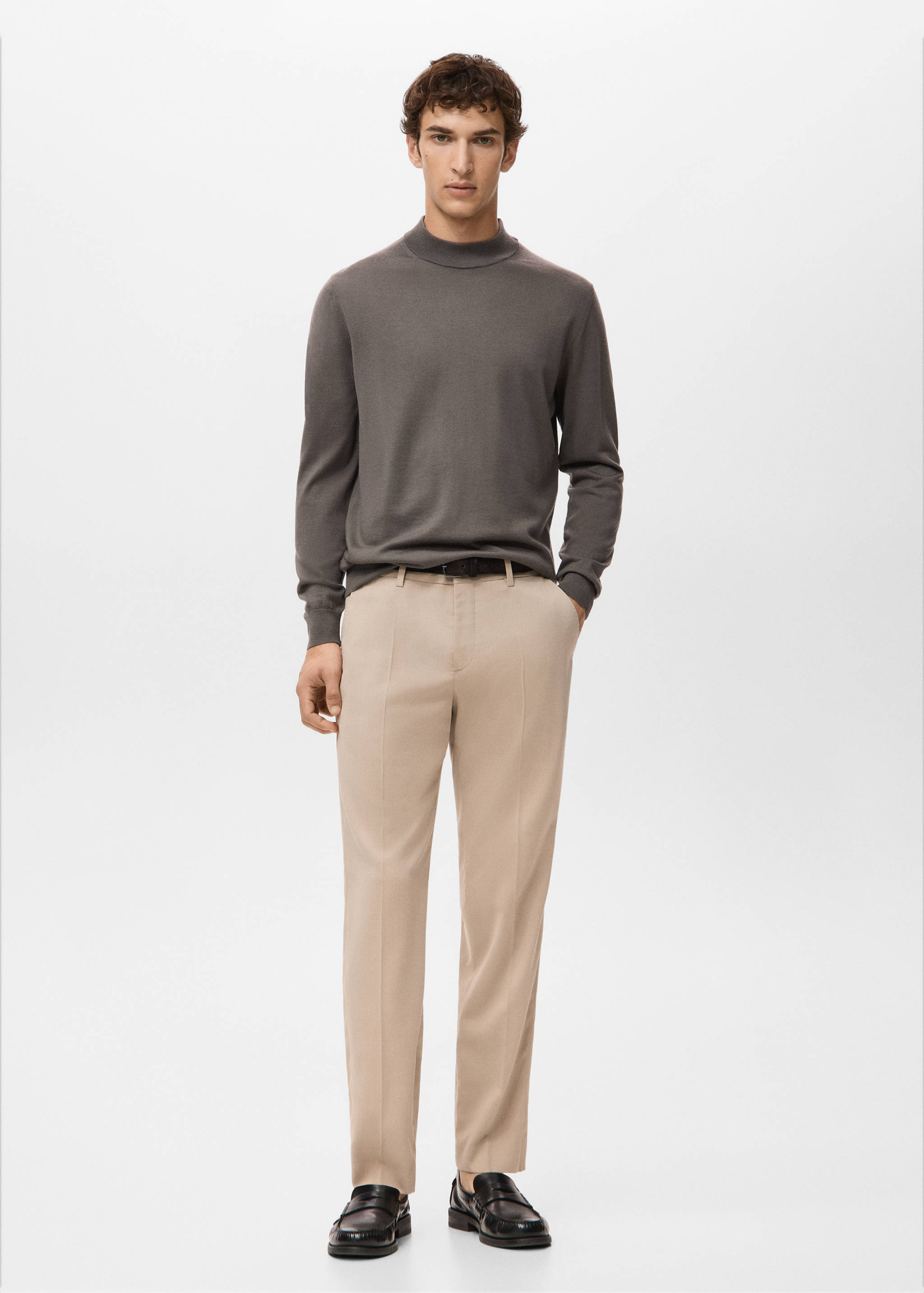 Свитер 100% шерсть с высоким воротником - Общий план