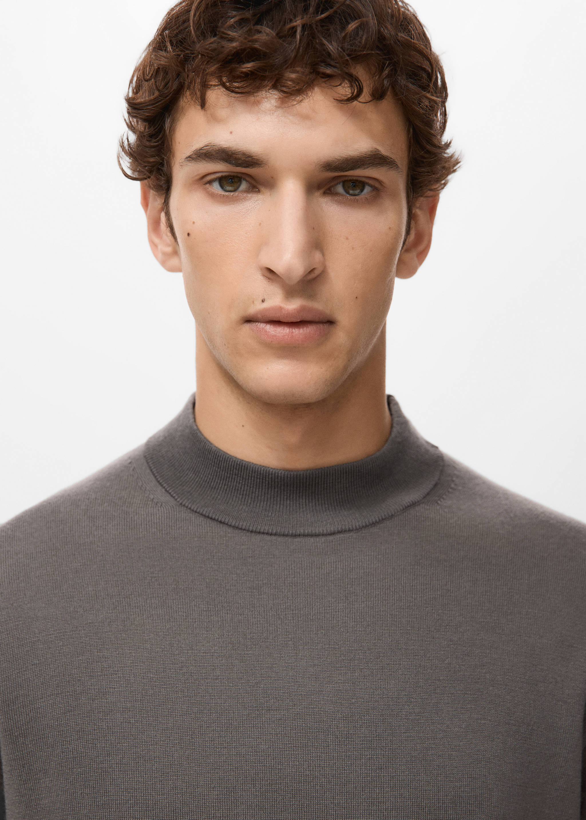 Свитер 100% шерсть с высоким воротником - Деталь изделия 1