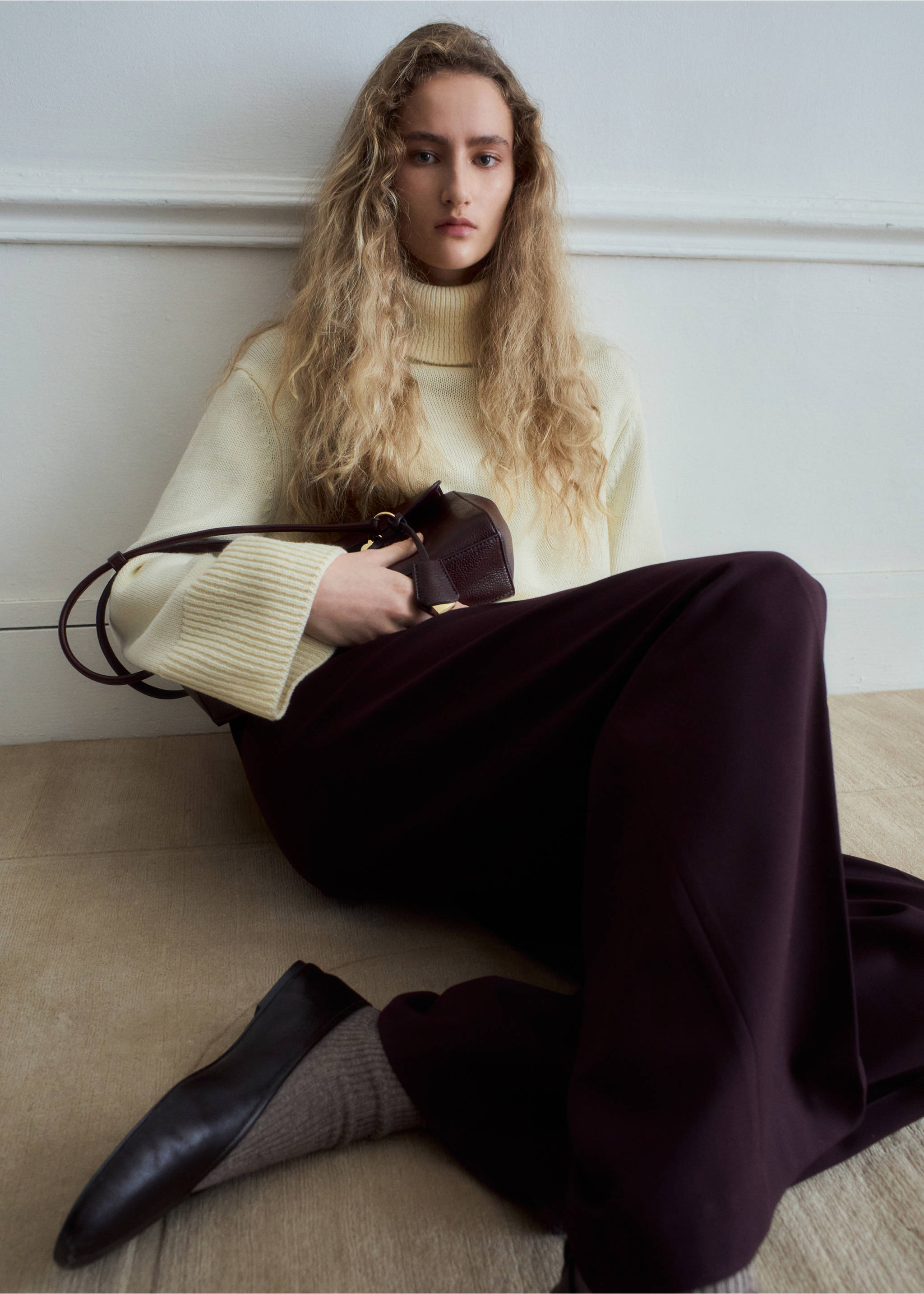 Wide leg mid-rise pleated trousers - Details of the article 2, Maroon. Ref: 27031294-00.