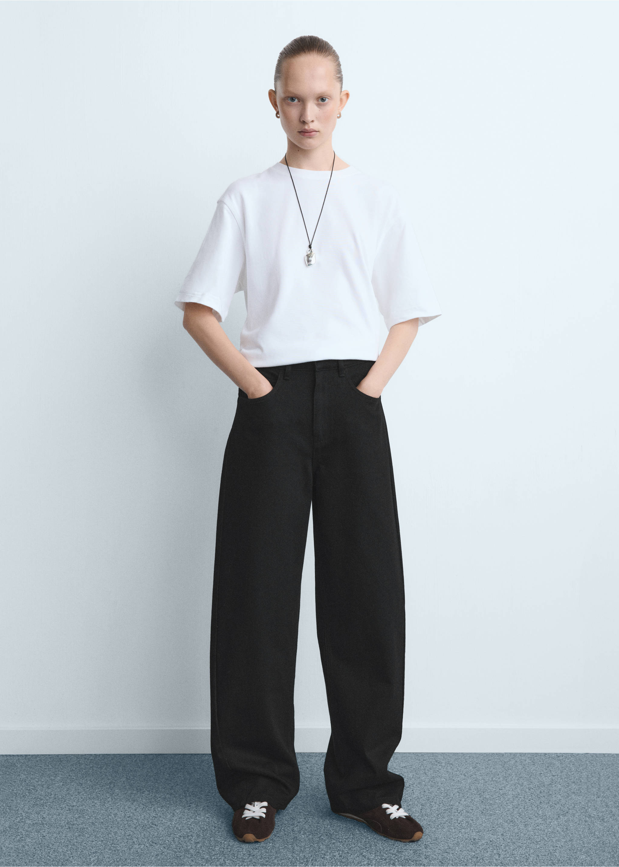 Mid-rise balloon jeans - Details of the article 2, Black denim. Ref: 27031315-00.