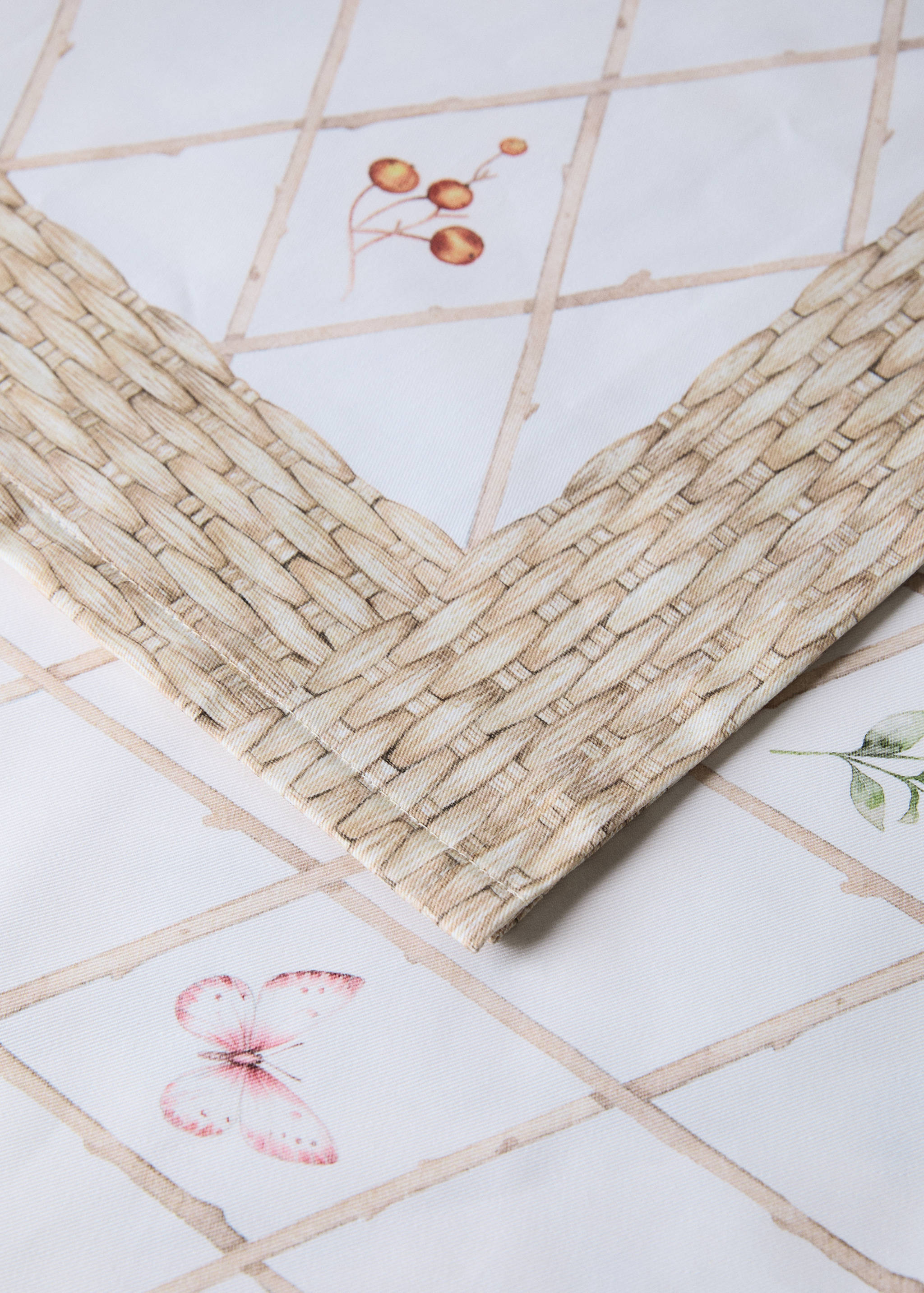 Resin-coated tablecloth with floral motifs for 2 to 4 guests - Details of the article 1