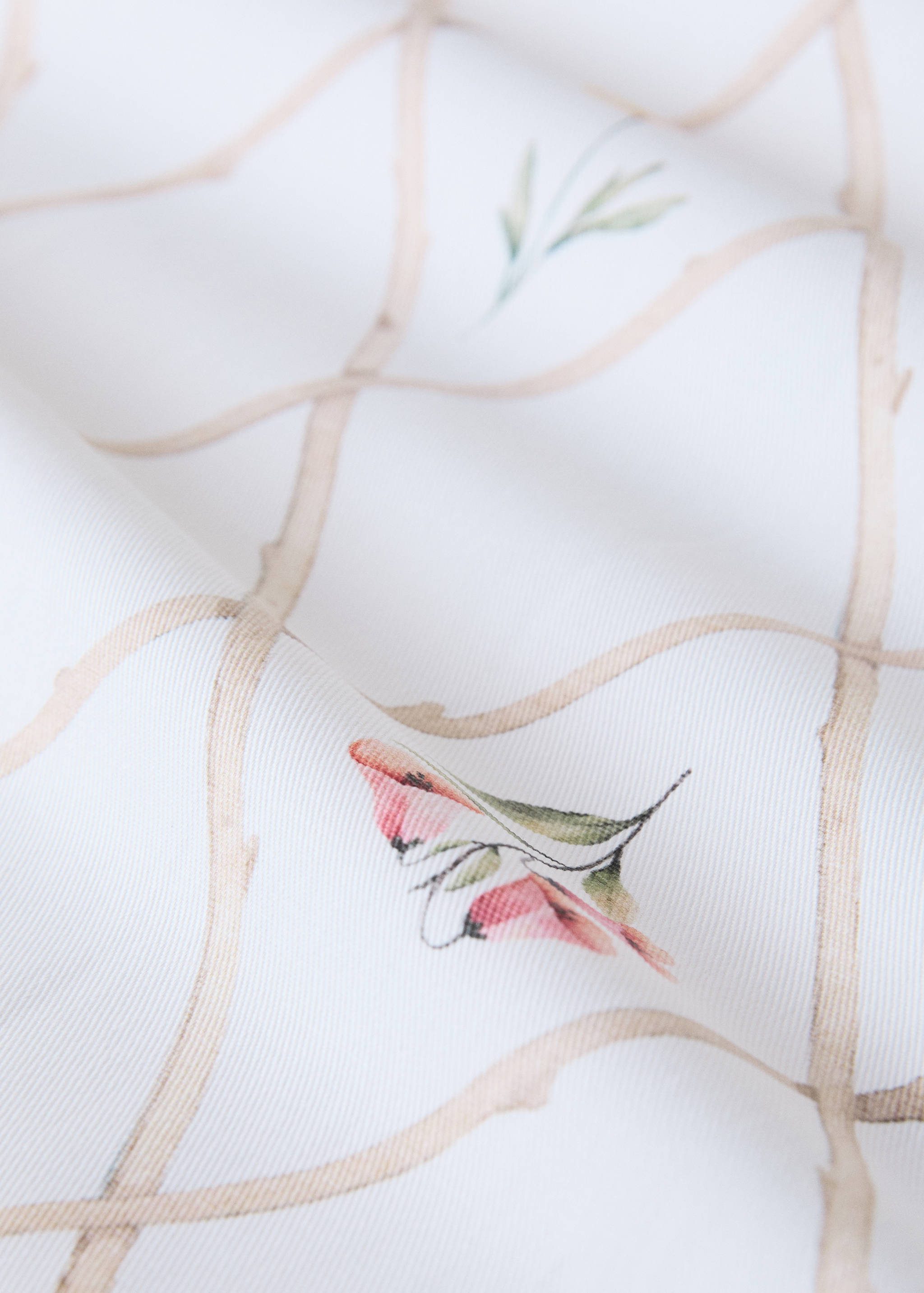 Resin-coated tablecloth with floral motifs for 2 to 4 guests - Details of the article 2