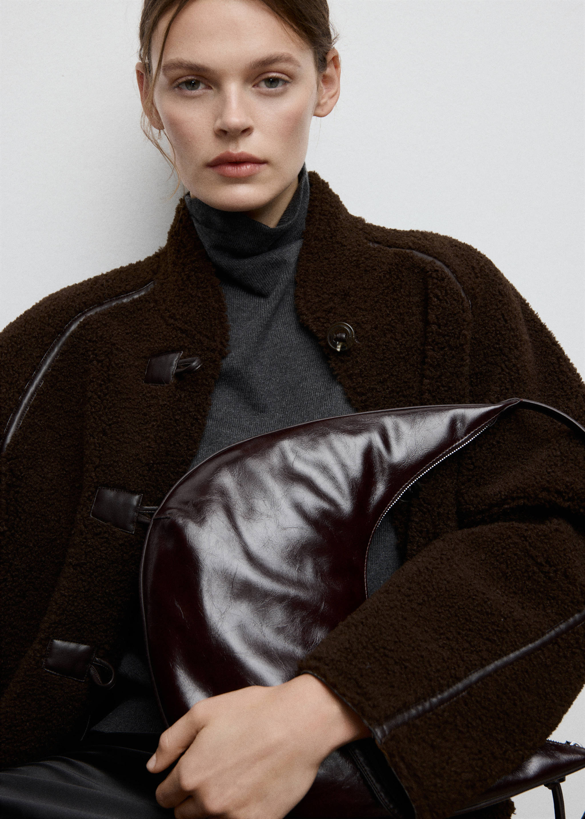 Medium oval shoulder bag - General plane