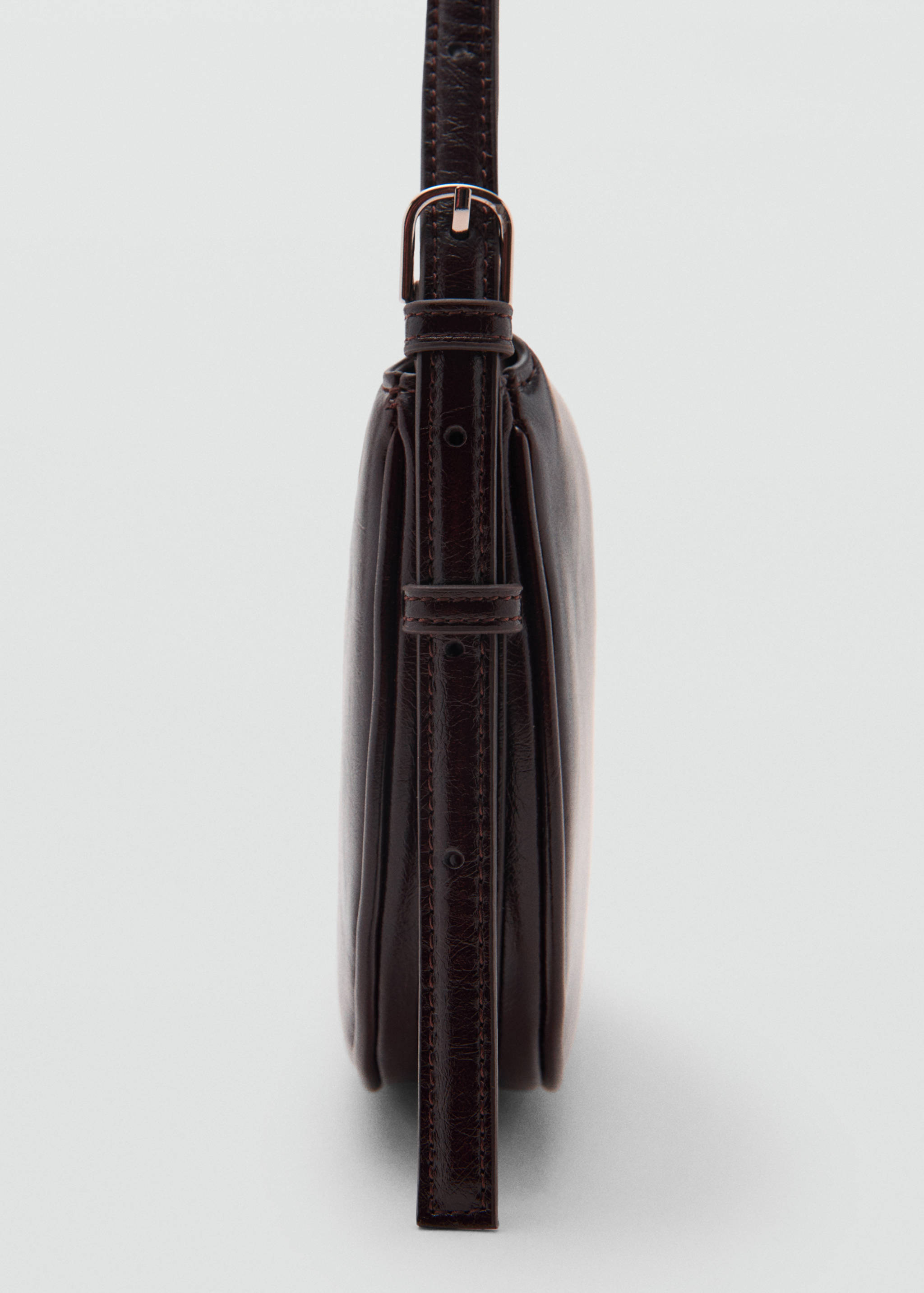 Oval shoulder bag with flap - Details of the article 1