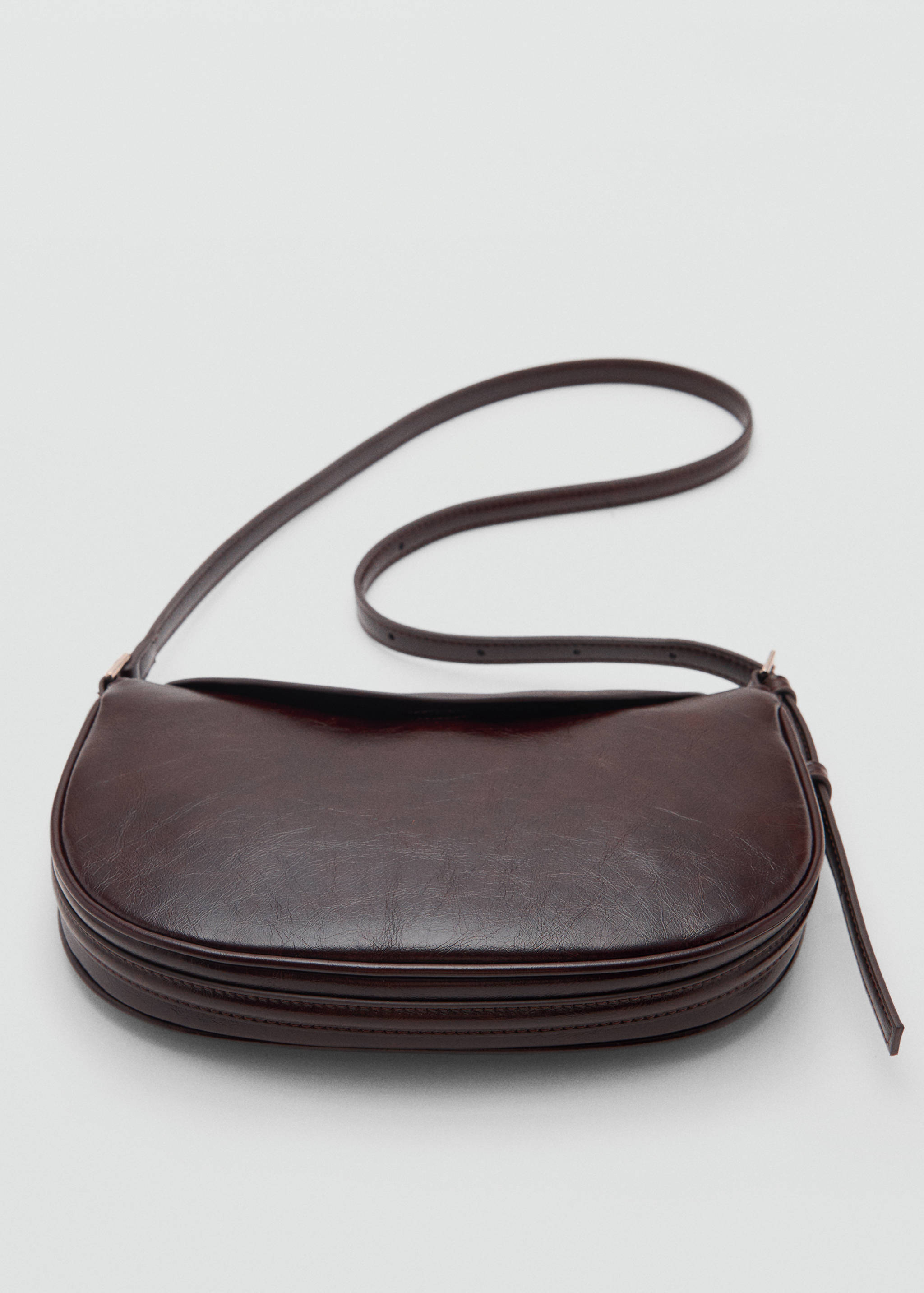 Oval shoulder bag with flap - Details of the article 3