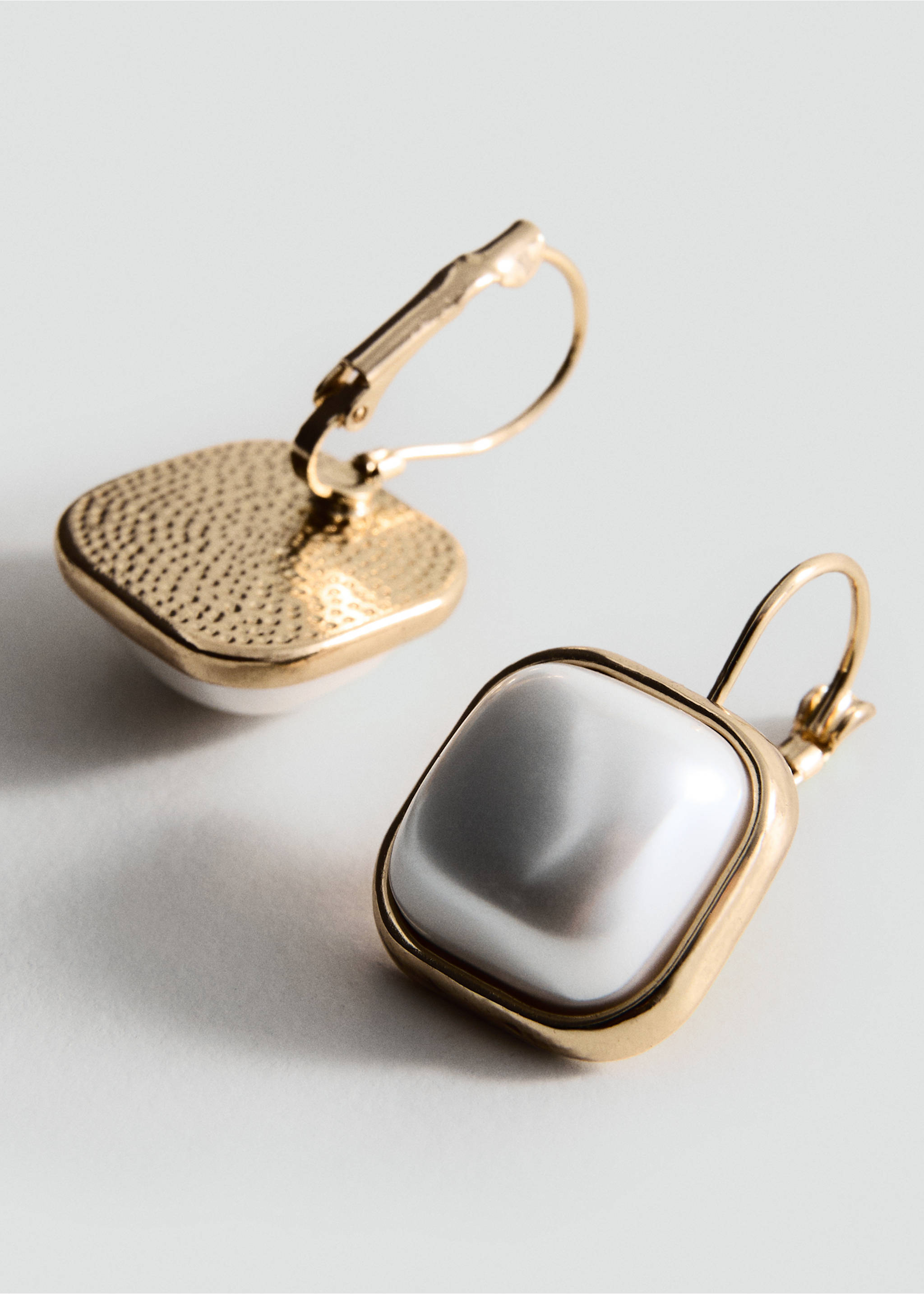 Square resin earrings - Medium plane, White. Ref: 27031346-00.