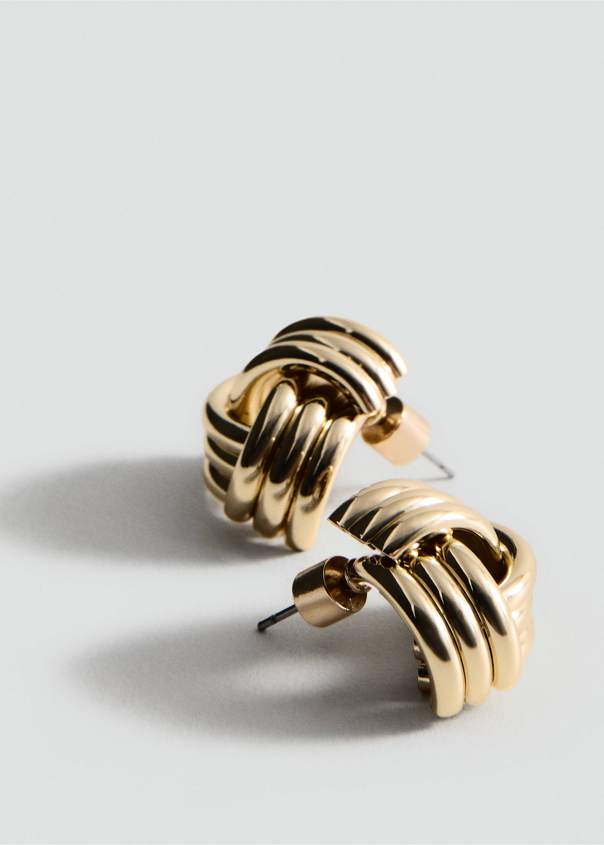 Intertwined knot earrings - Medium plane, Gold. Ref: 27031347-00.