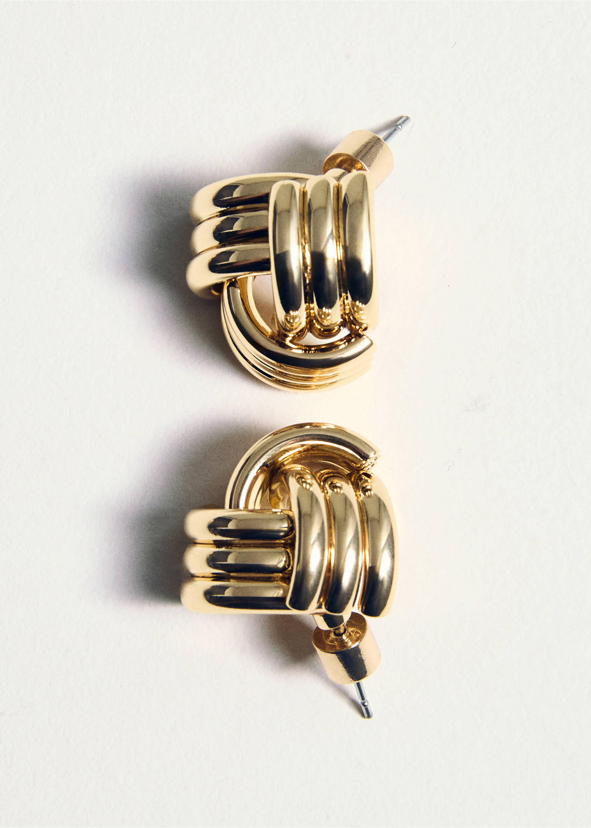 Intertwined knot earrings - Details of the article 5, Gold. Ref: 27031347-00.