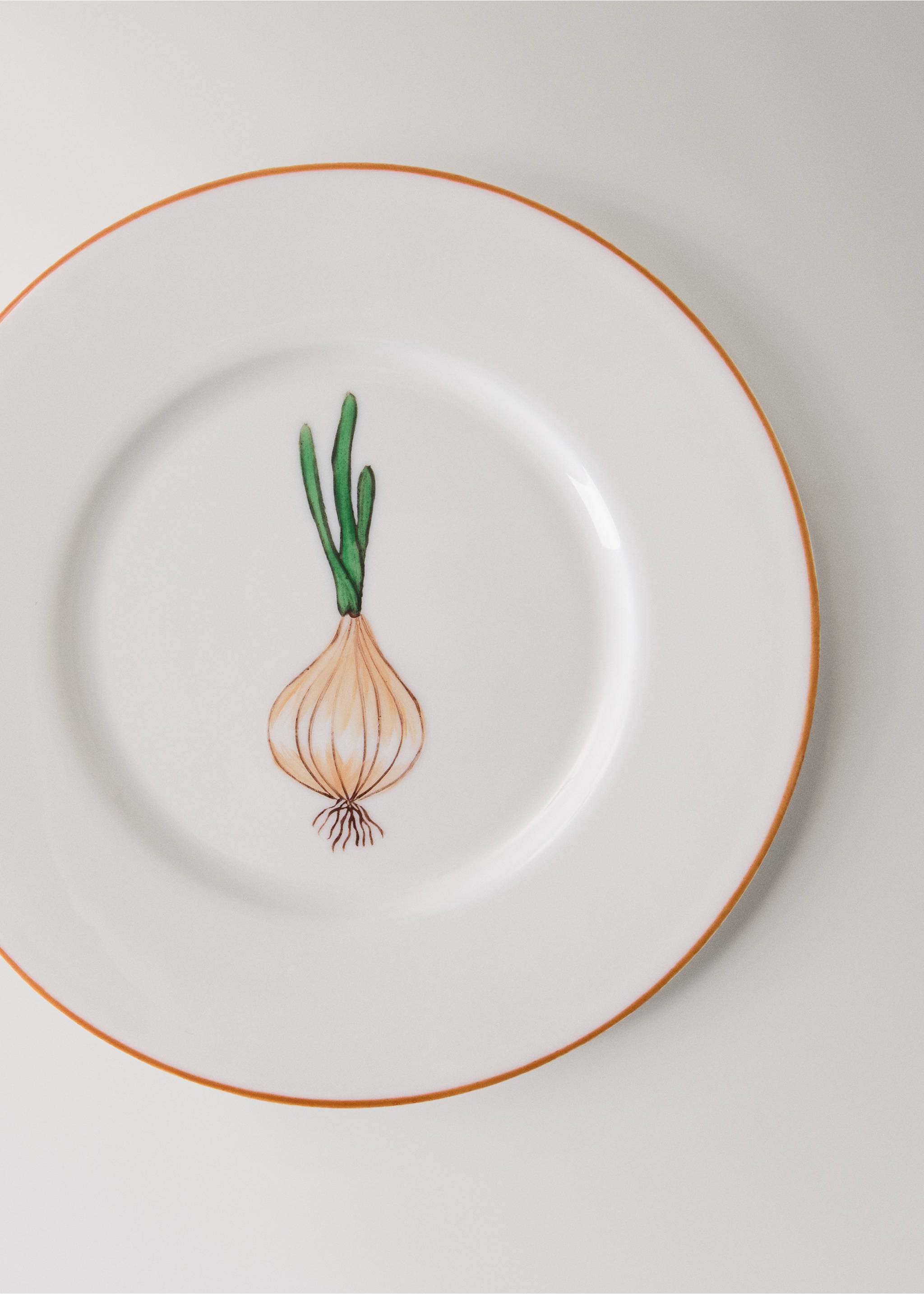 Hand-painted onion side plate - Details of the article 1, White. Ref: 27031353-00.