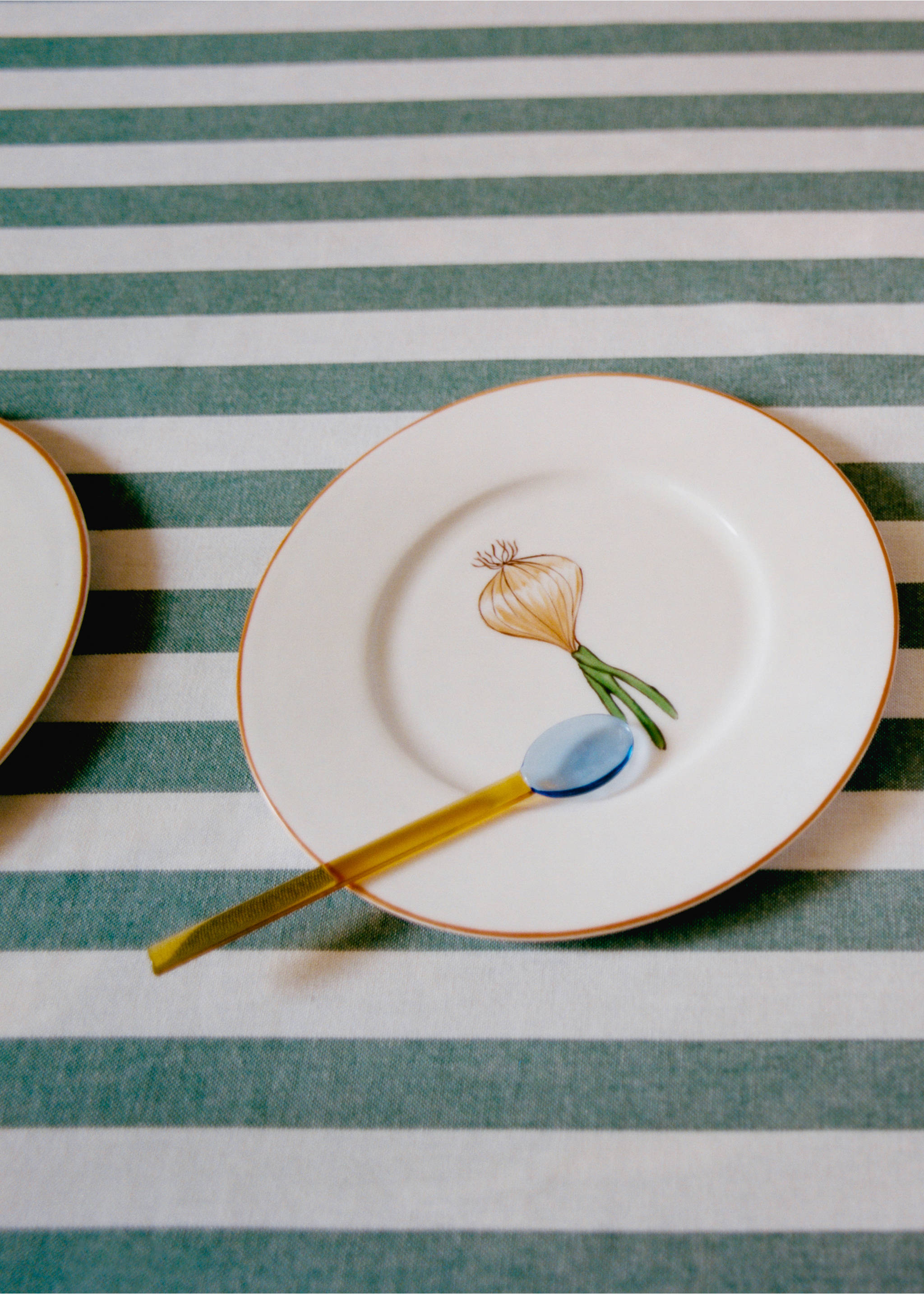 Hand-painted onion side plate - Details of the article 5, White. Ref: 27031353-00.
