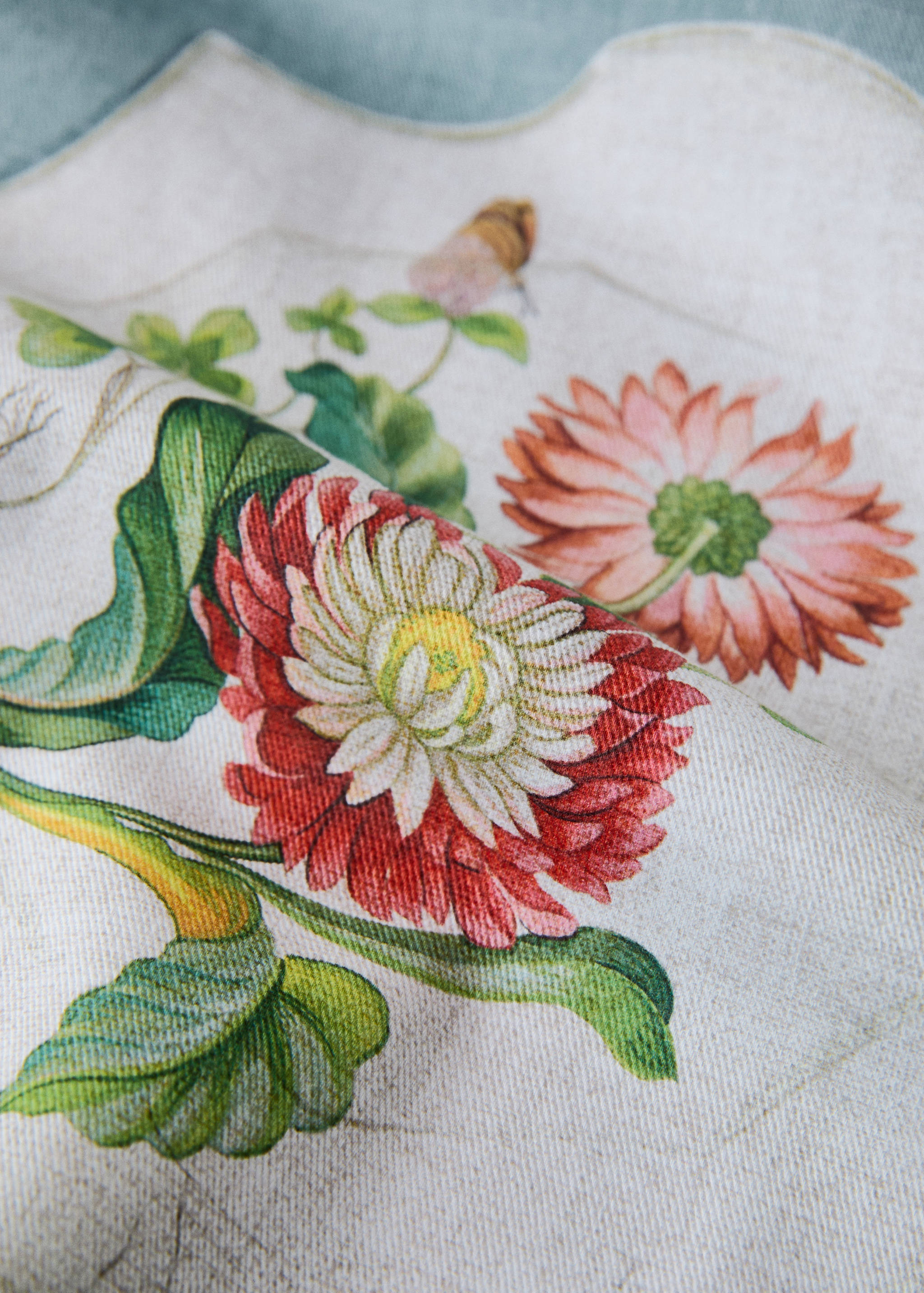 Cotton tablecloth with vintage porcelain elements for 8 to 10 guests - Details of the article 2