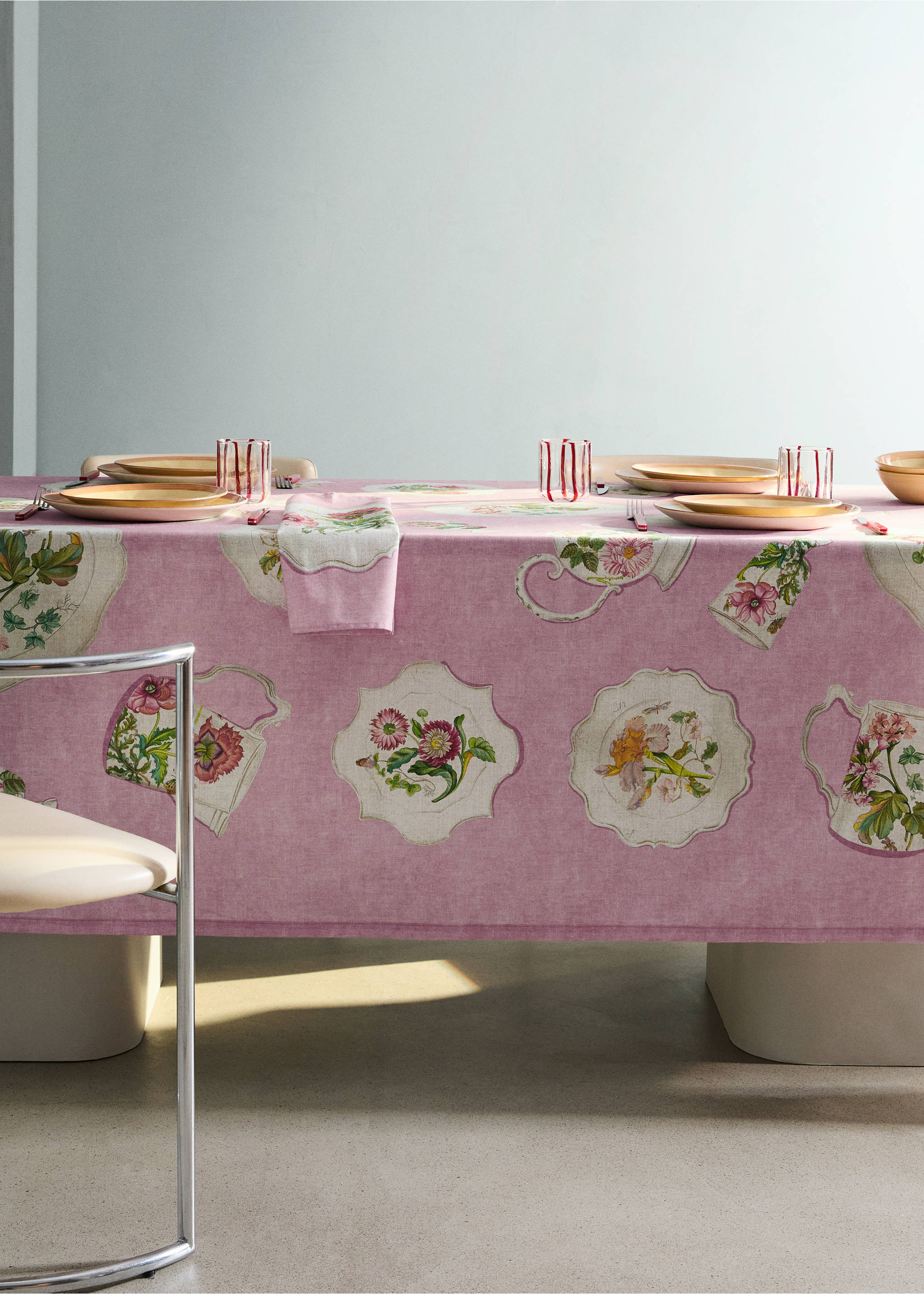 Cotton tablecloth with vintage porcelain elements for 8 to 10 guests - General plane, Pink. Ref: 27031518-00.