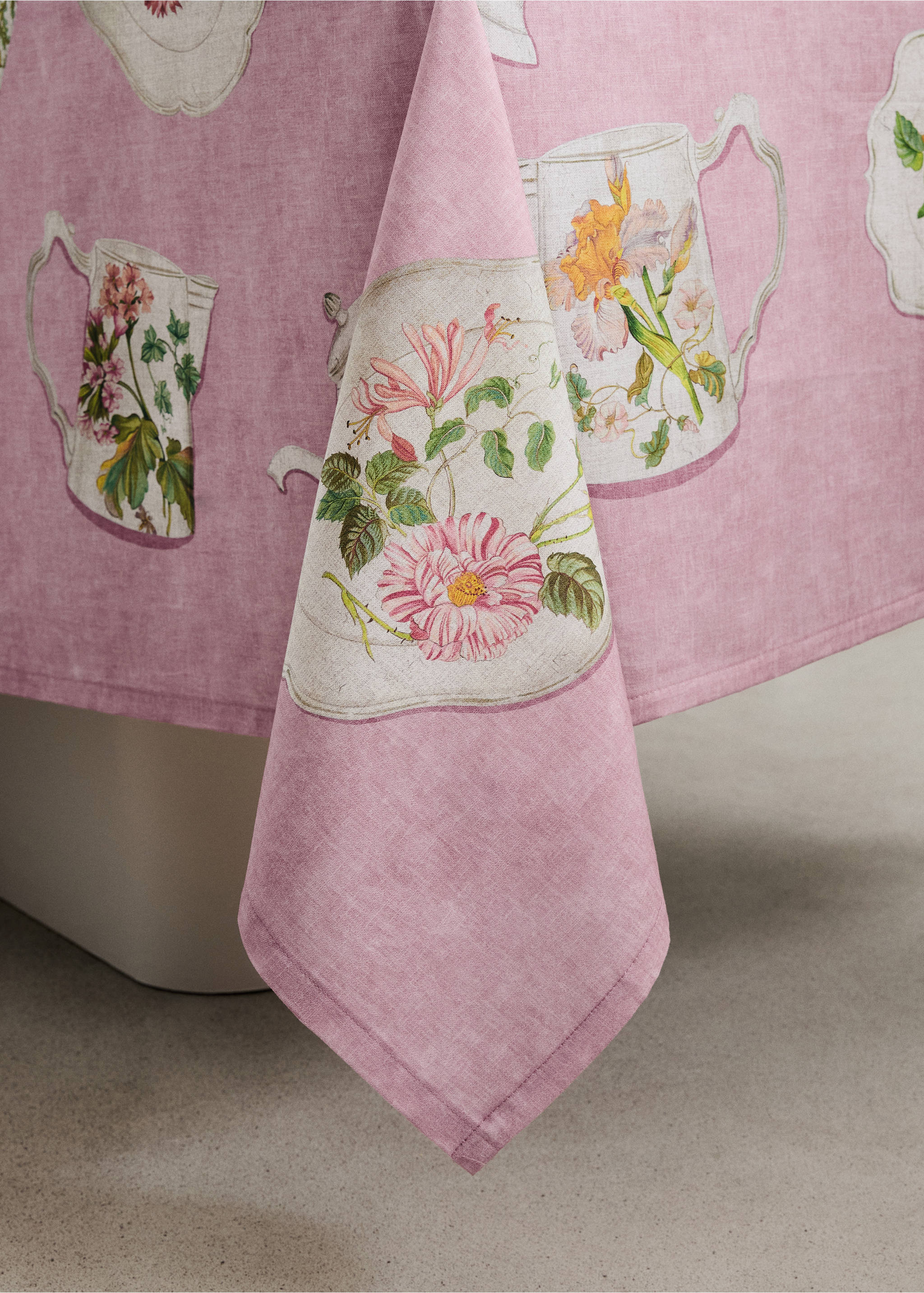 Cotton tablecloth with vintage porcelain elements for 8 to 10 guests - Details of the article 8, Pink. Ref: 27031518-00.