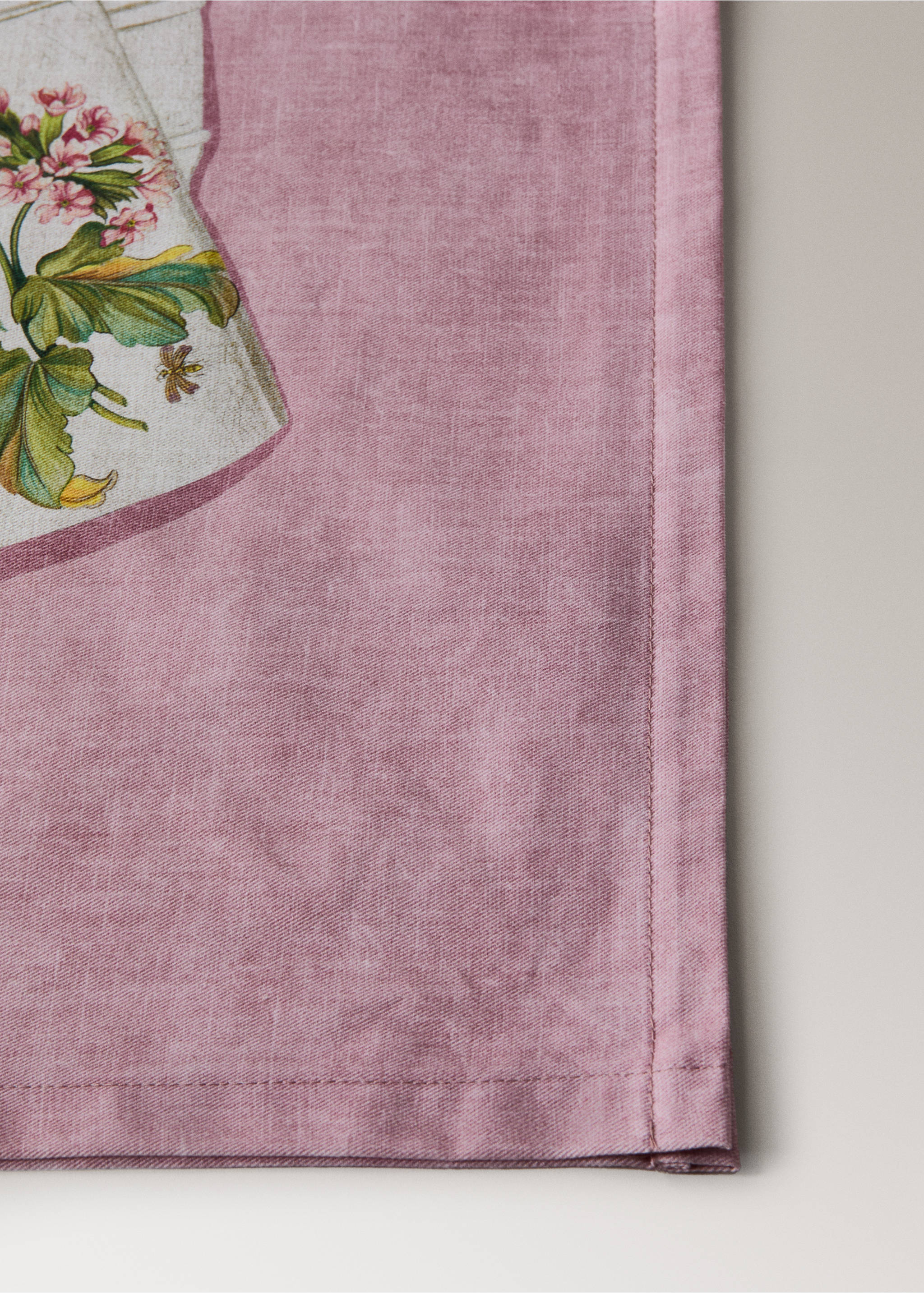 Cotton tablecloth with vintage porcelain elements for 8 to 10 guests - Details of the article 2, Pink. Ref: 27031518-00.