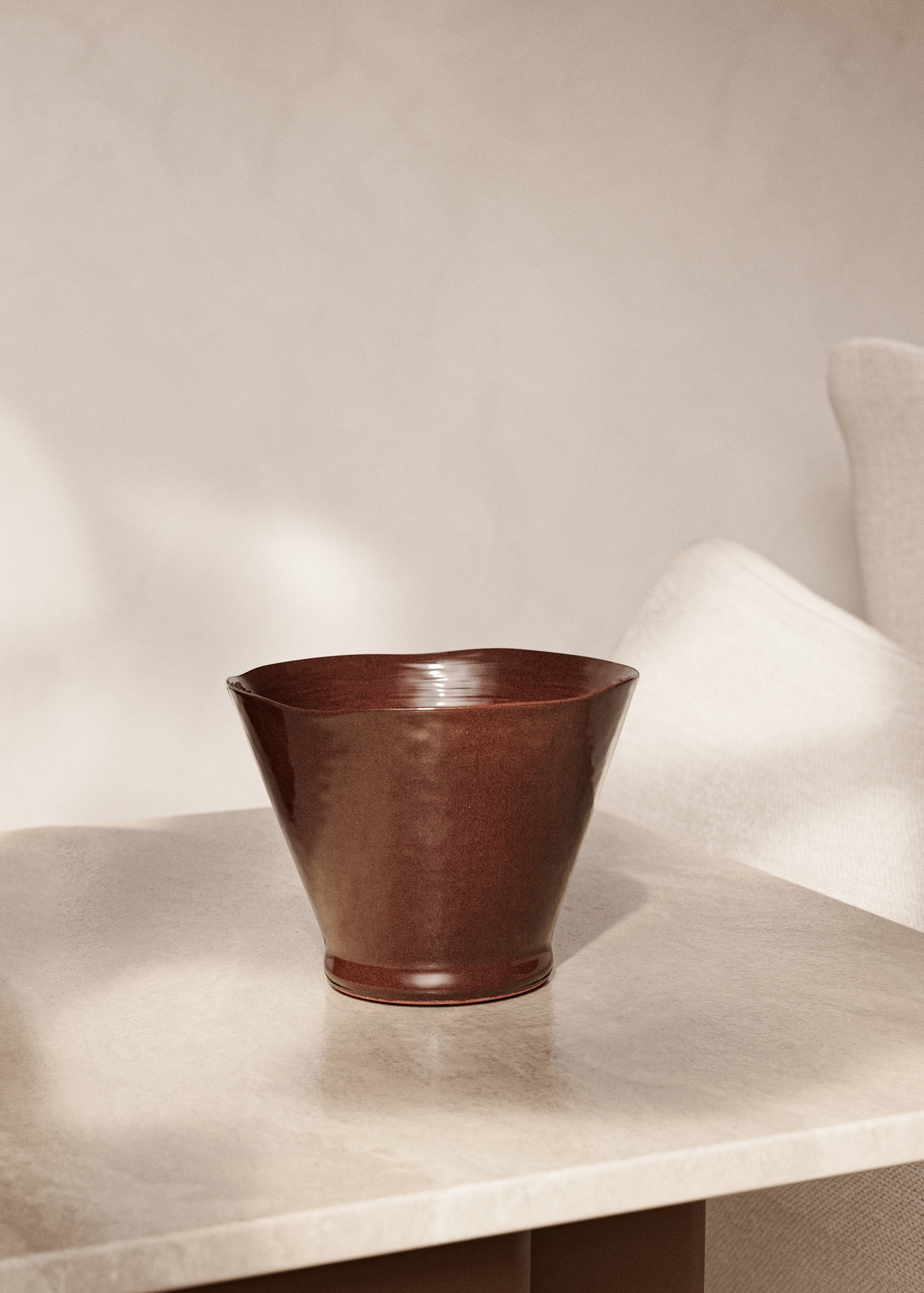 Medium irregular terracotta plant pot - General plane
