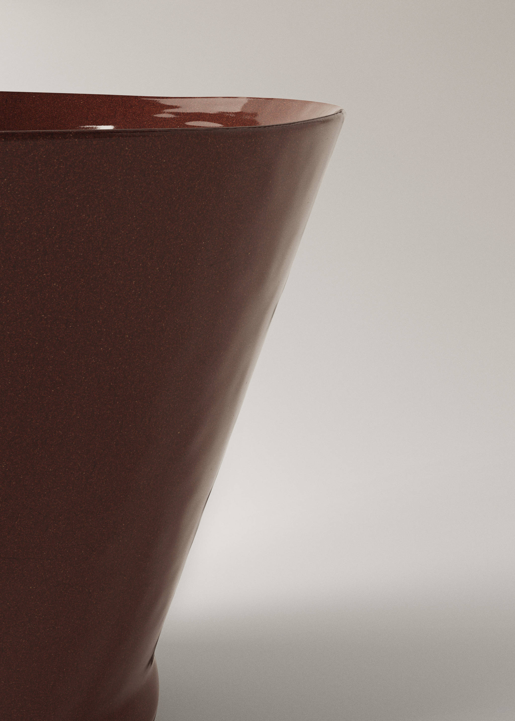 Medium irregular terracotta plant pot - Details of the article 1