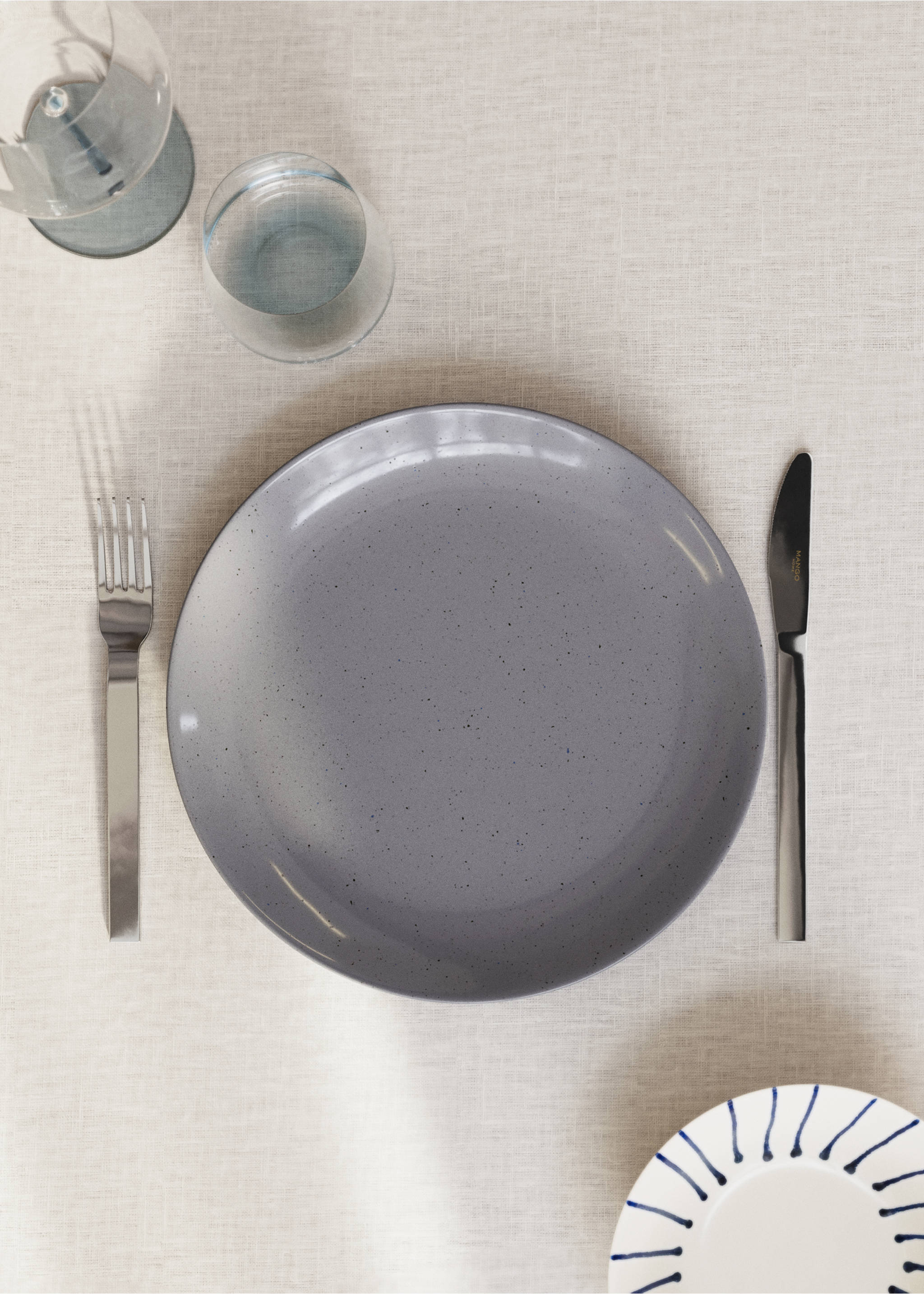 Flacher Steingut-Teller mit Punkten - Allgemeine Ansicht, Blau. Ref: 27031526-00.