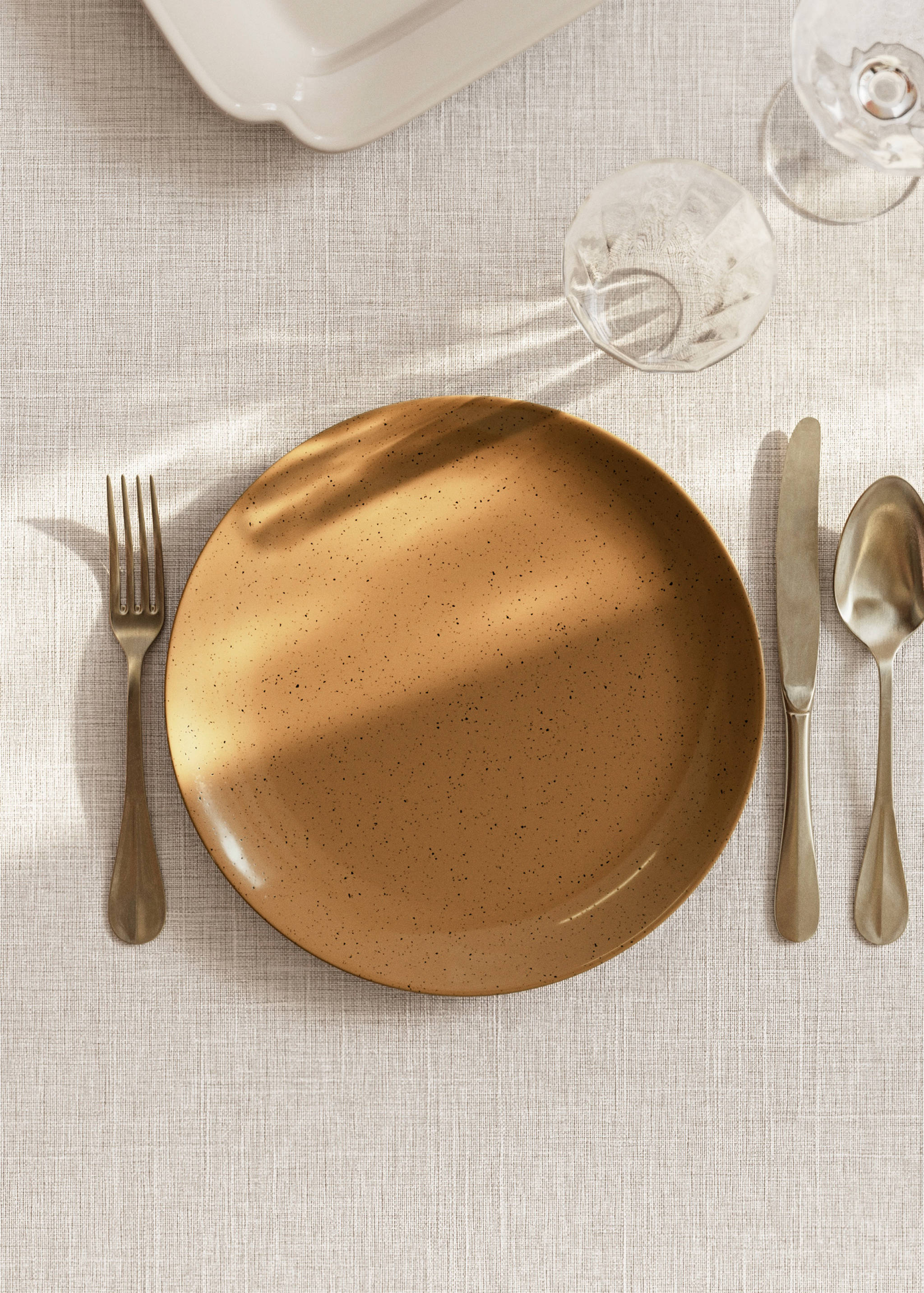 Stoneware dinner plate with spots - General plane