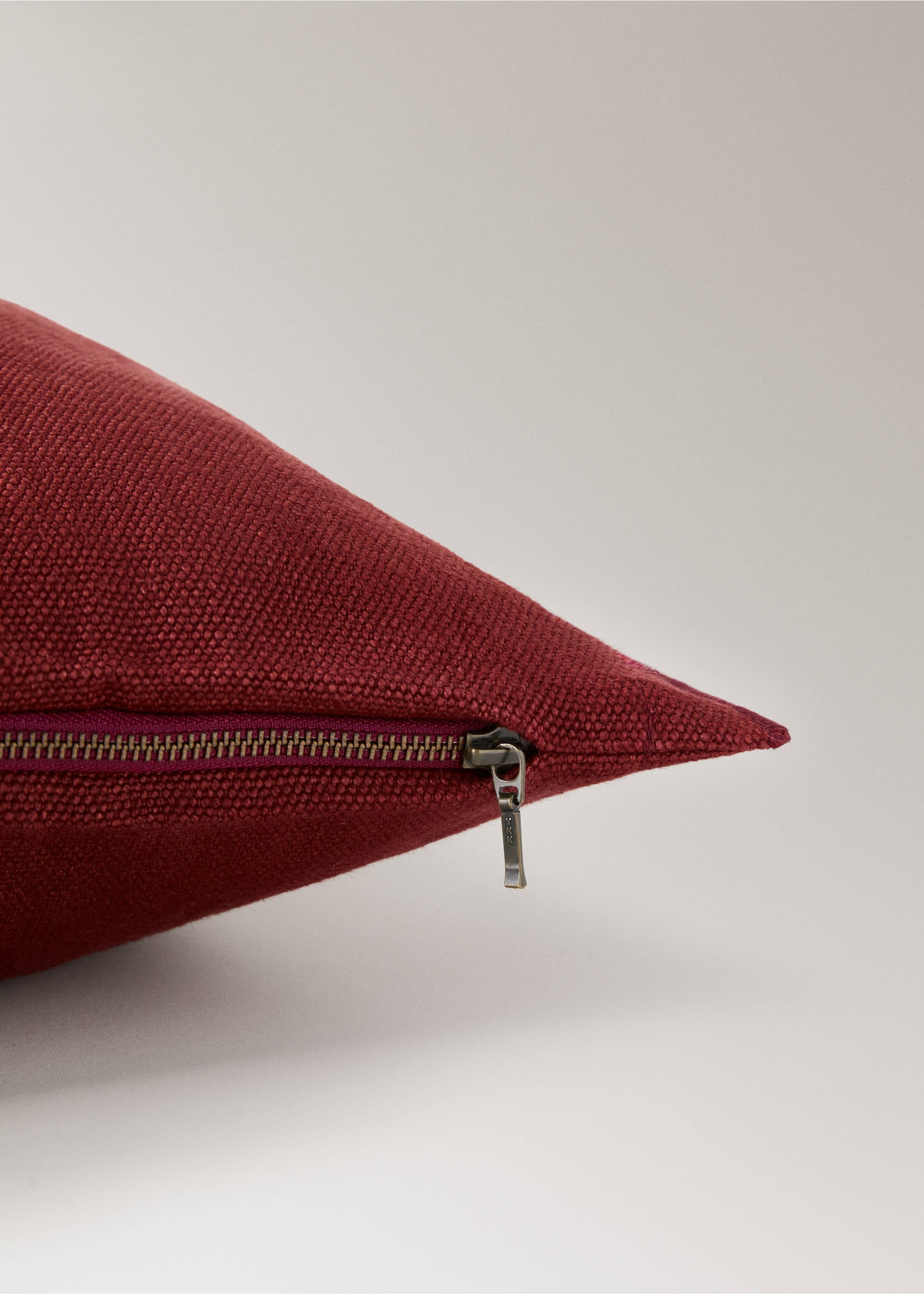 100% heavy linen cushion cover with overlock 40x60 cm - Details of the article 2, Pink. Ref: 27031527-00.