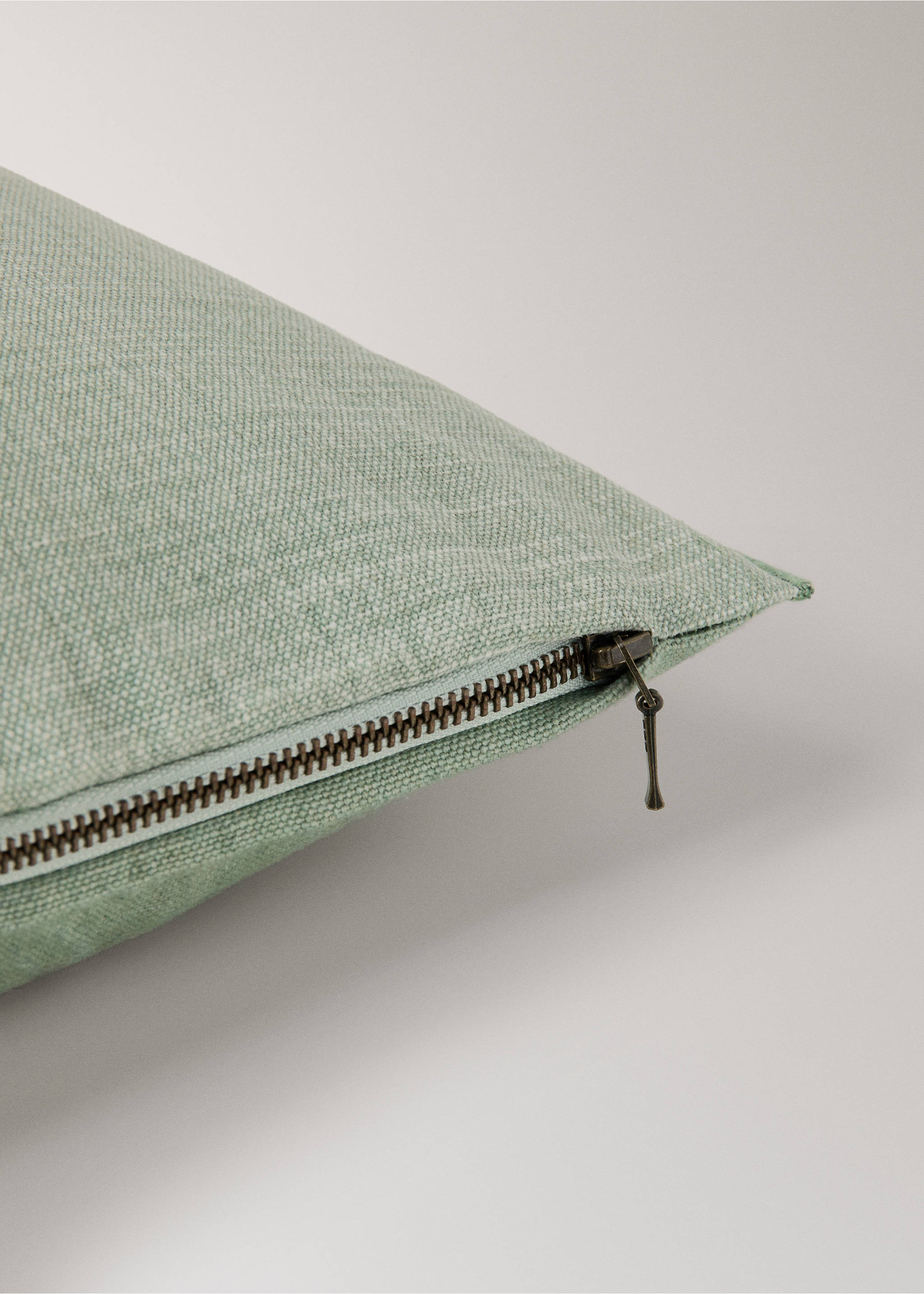Mottled linen cushion cover 40x60 cm - Details of the article 2, Aqua Green. Ref: 27031528-00.