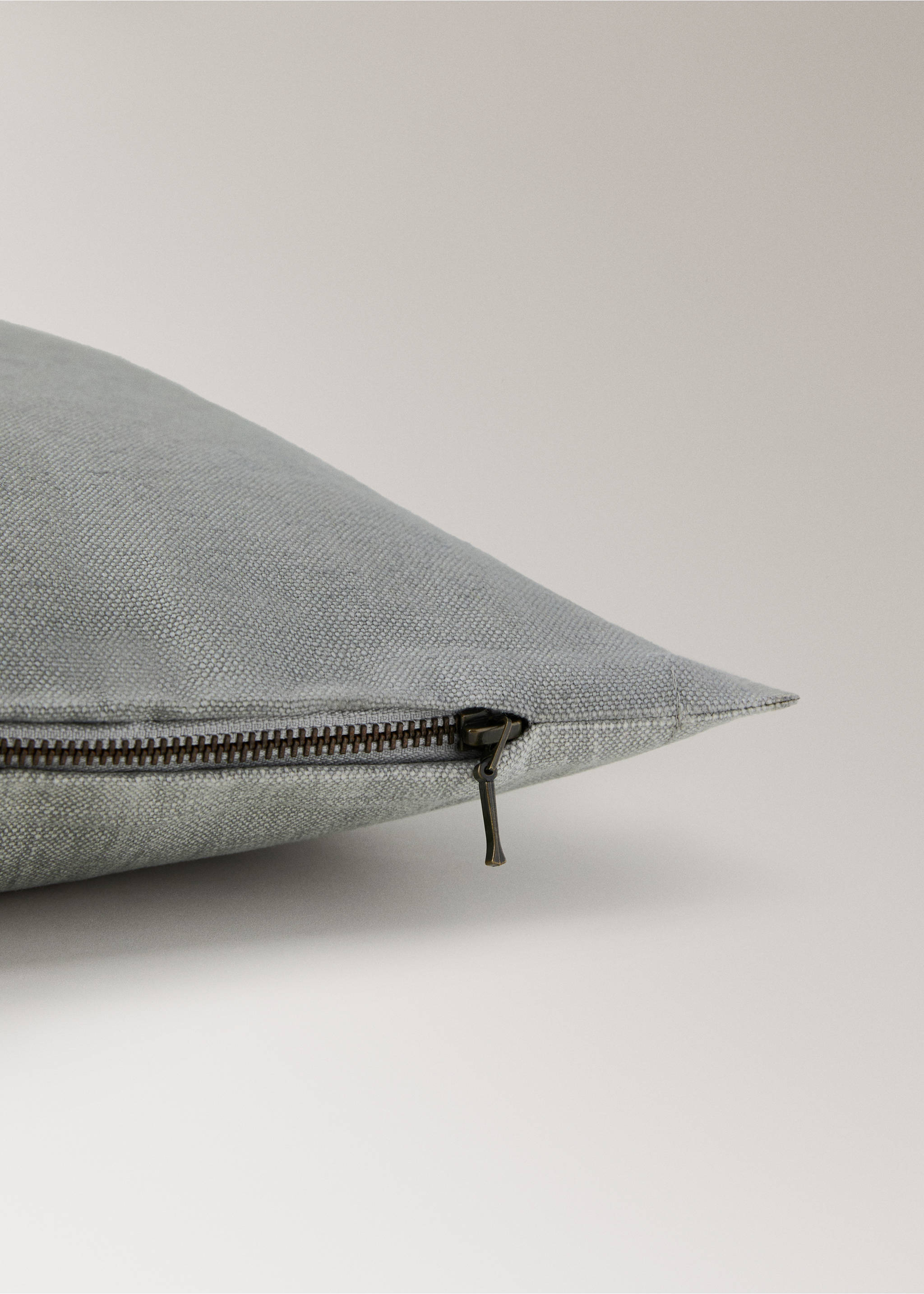 Mottled linen cushion cover 40x60 cm - Details of the article 2, Grey. Ref: 27031528-00.