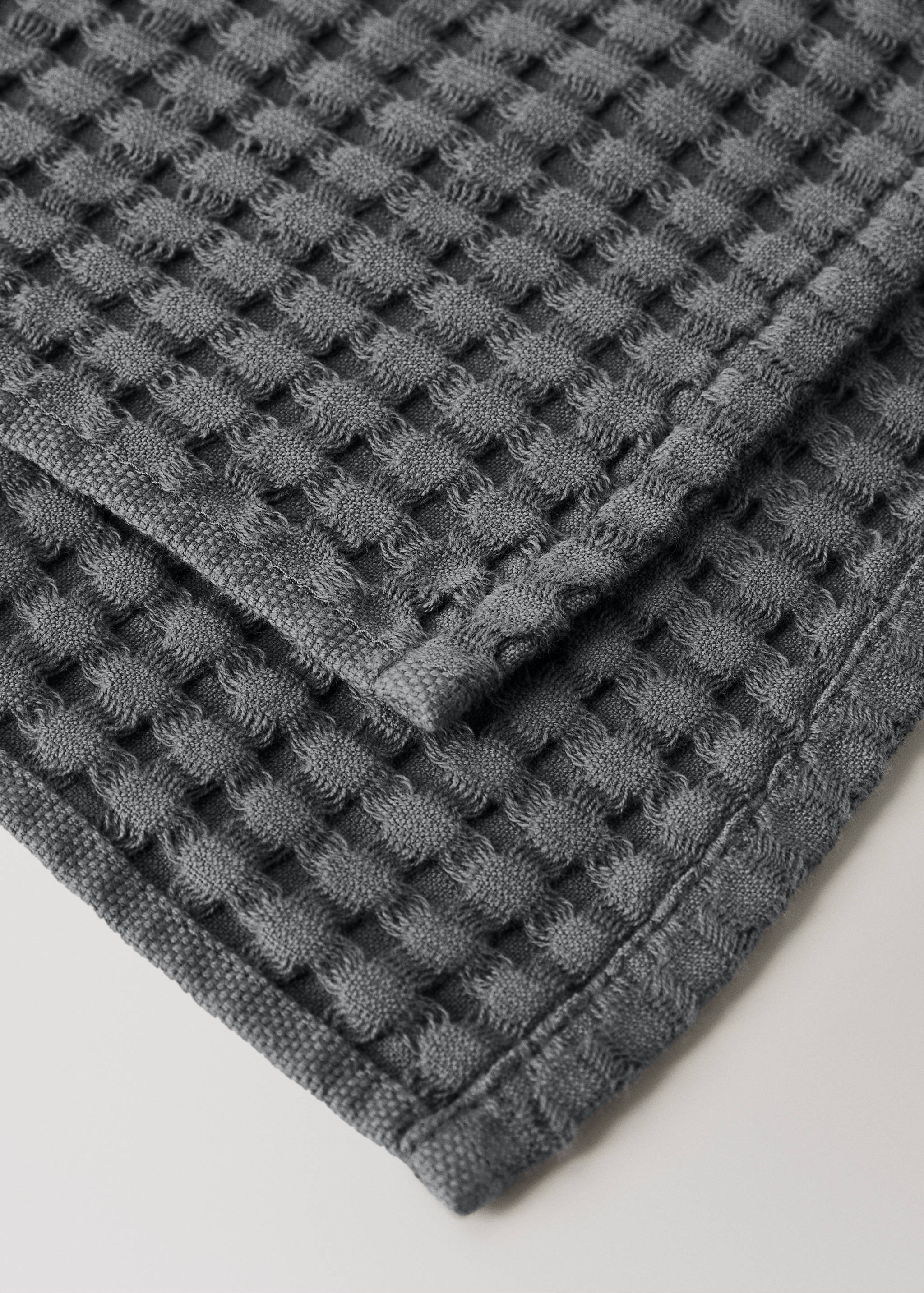 Cotton waffle bath towel - Details of the article 2, Dark Grey. Ref: 27031529-00.